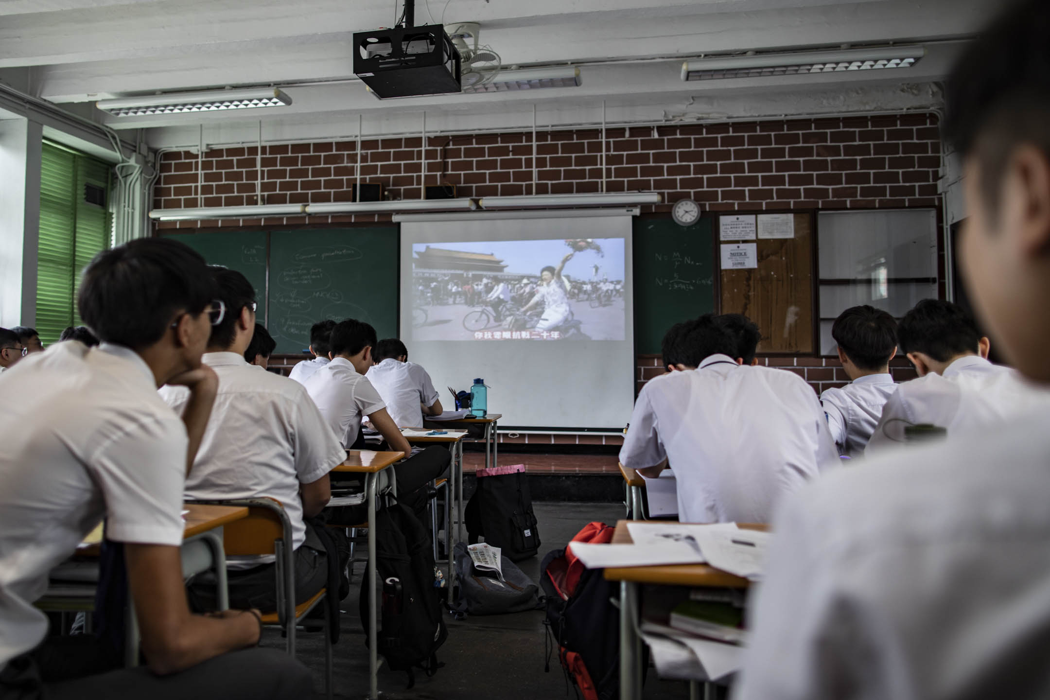 2019年5月3日，香港一间学校的课堂上，老师向学生简述六四当晚发生的事情前，会先让学生看一段由香港乐队Beyond演唱《抗战二十年》的MV。 摄：Stanley Leung/端传媒