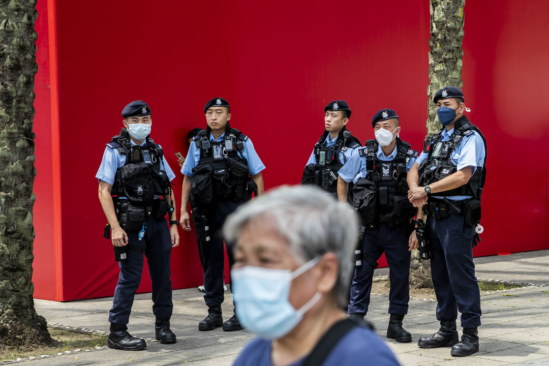 2023年6月3日，警察在家乡市集嘉年华驻守。摄：林振东/端传媒