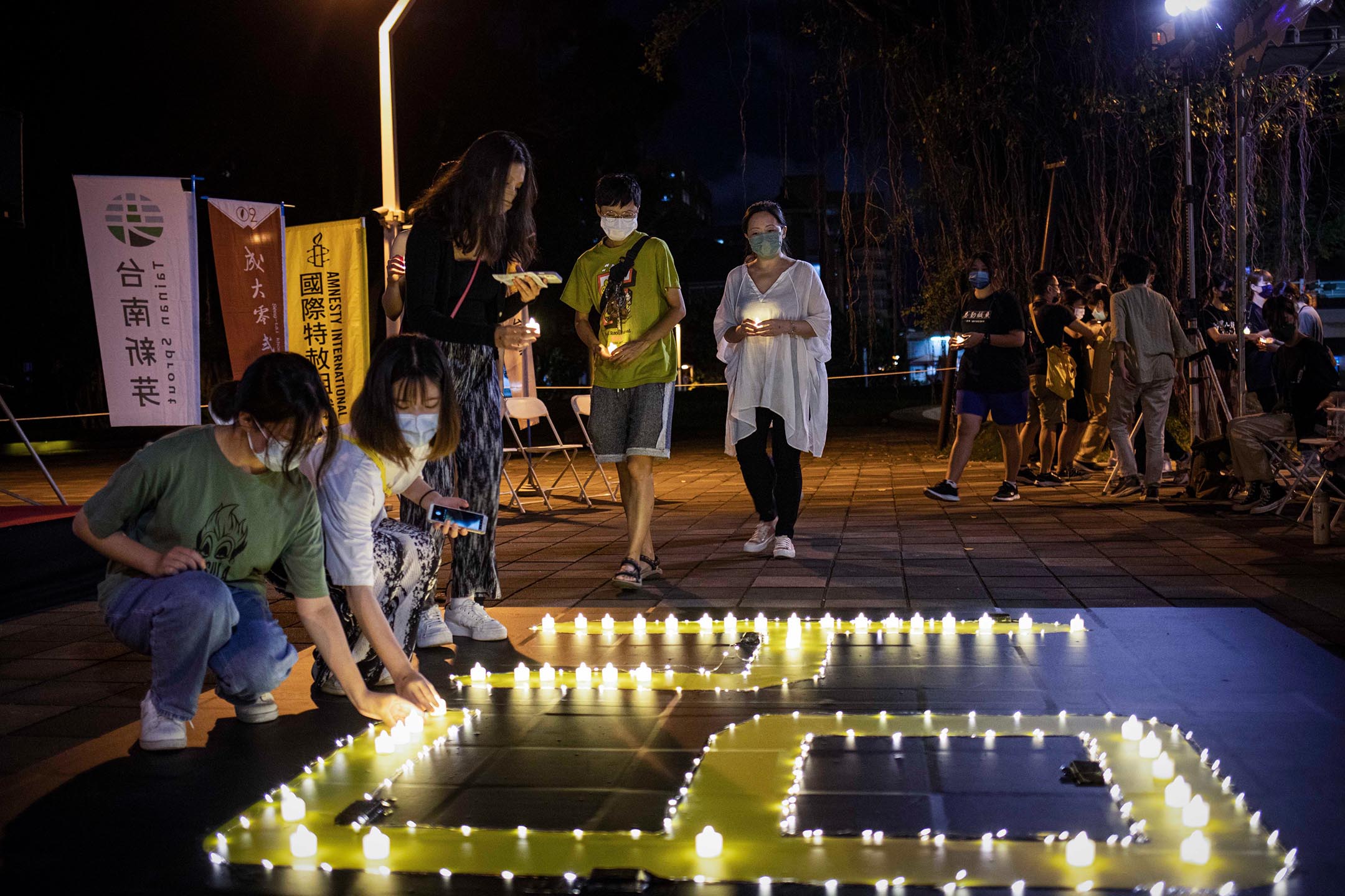 2022年6月2日，台南，六四舞台剧《5月35日》于成功大地光复校区博物馆前的南榕广场举行放映，现场约有 120名民众参与，当中皆有香港人与台湾人。摄：陈焯𪸩/端传媒