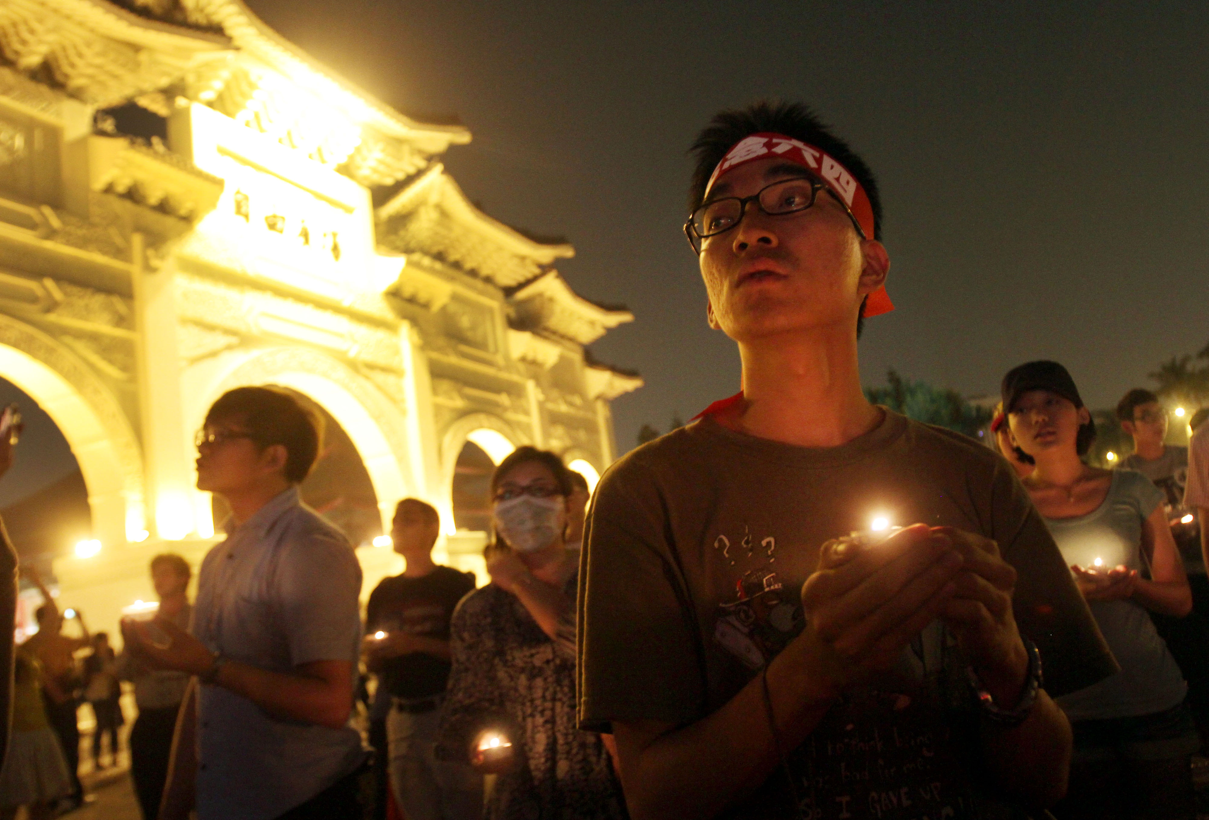 2011年6月4日，台北中正纪念堂自由广场，民众为1989年北京天安门广场被压倒的示威者举行烛光夜会。摄：Chiang Ying Ying/AP/达志影像