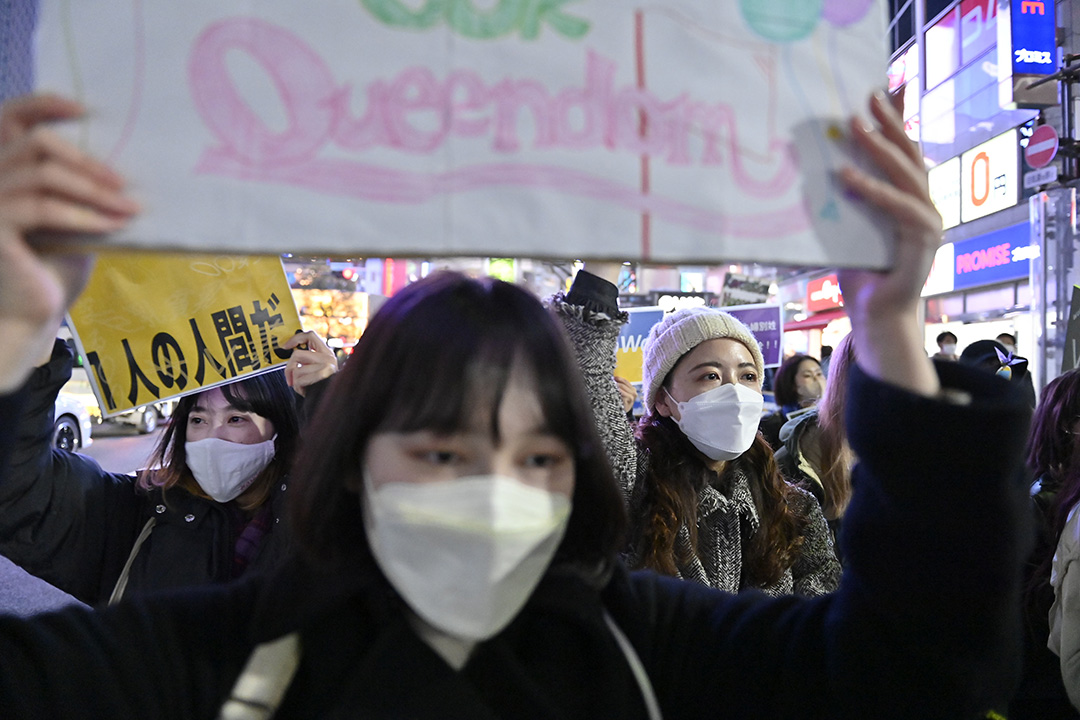 2022年3月8日，日本东京，妇女在“三八妇女节”游行上高举横额。摄：David Mareuil/Anadolu Agency via Getty Images