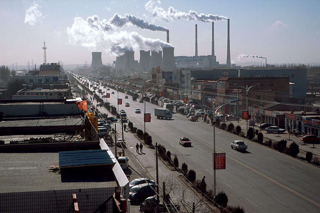 2008年12月2日，中国内蒙古，多座燃煤发电厂在民居前释出浓烟。摄：Ryan Pyle/Corbis via Getty Images