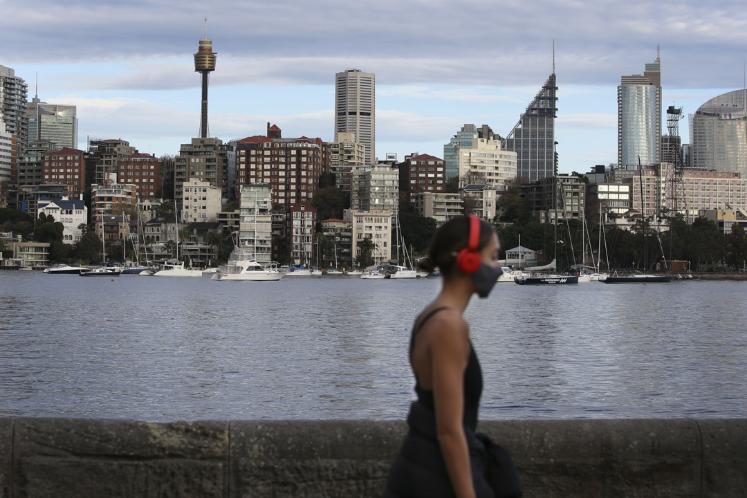 2021年8月23日，澳大利亚悉尼的 Rushcutters Bay，一个戴著口罩的女士在清晨锻炼。摄：Lisa Maree Williams/Getty Images