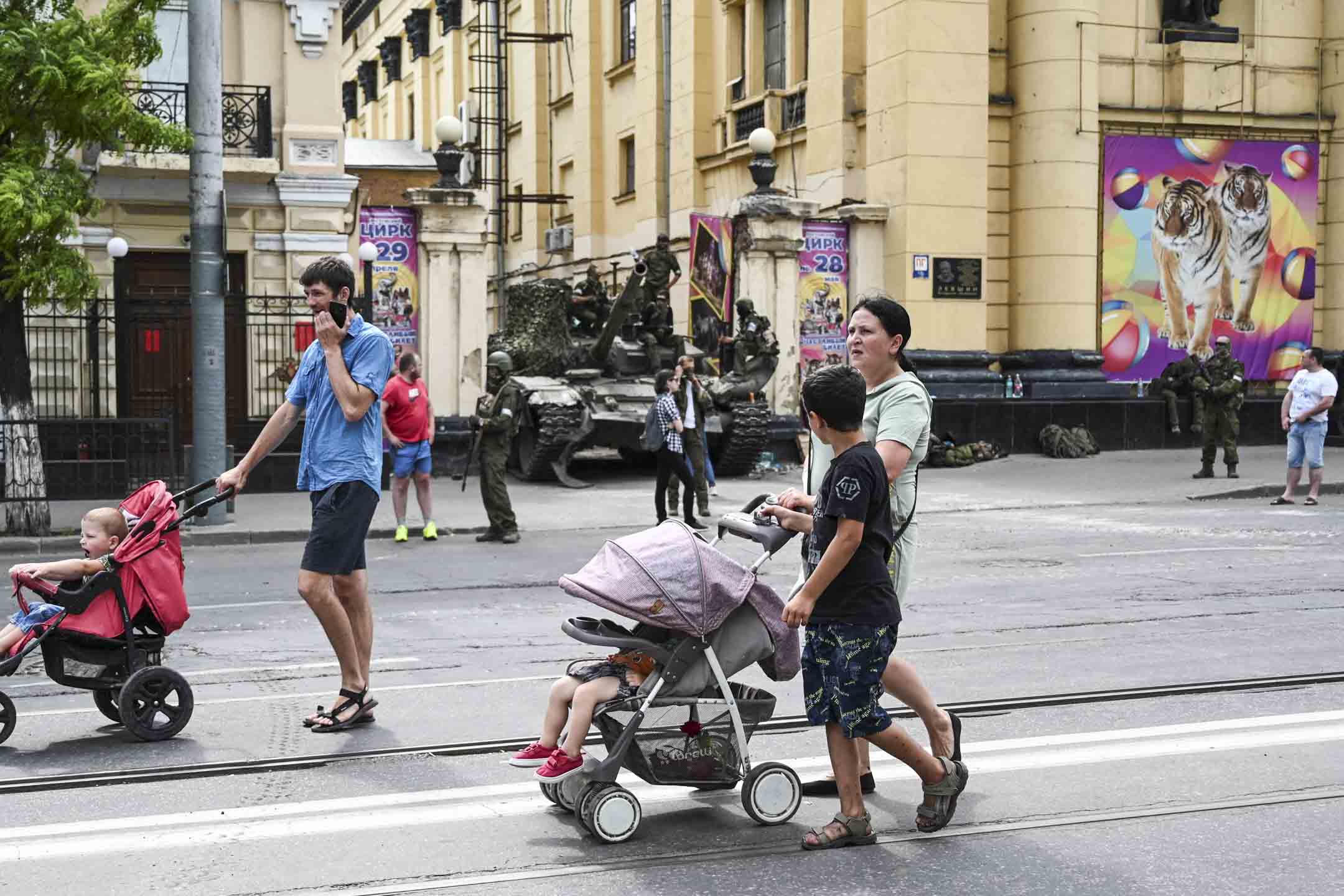 2023年6月24日，俄羅斯頓河畔羅斯托夫市，人們走過由瓦格納私人僱傭兵集團戰士控制的南部軍區總部附近的當地馬戲團。攝：Stringer/Reuters/達志影像