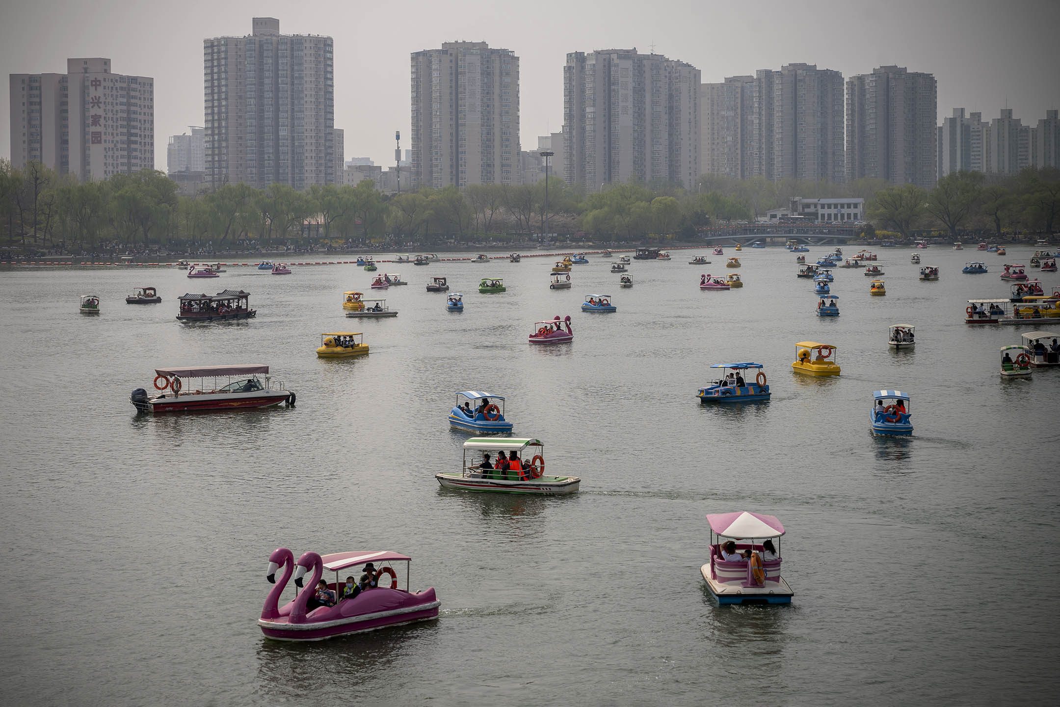 2022年4月9日，北京，人们在公园一个小湖上乘船。摄：Andrea Verdelli/Getty Images