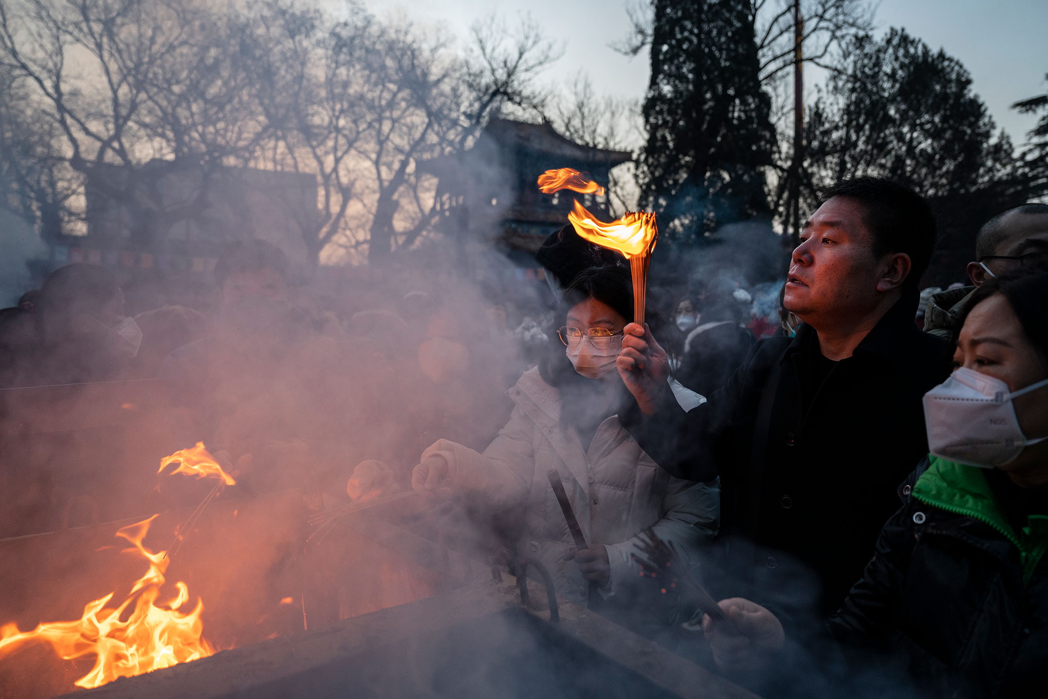 2023年1月22日，中國北京，市民在農曆新年期間到雍和宮上香。攝：Kevin Frayer/Getty Images