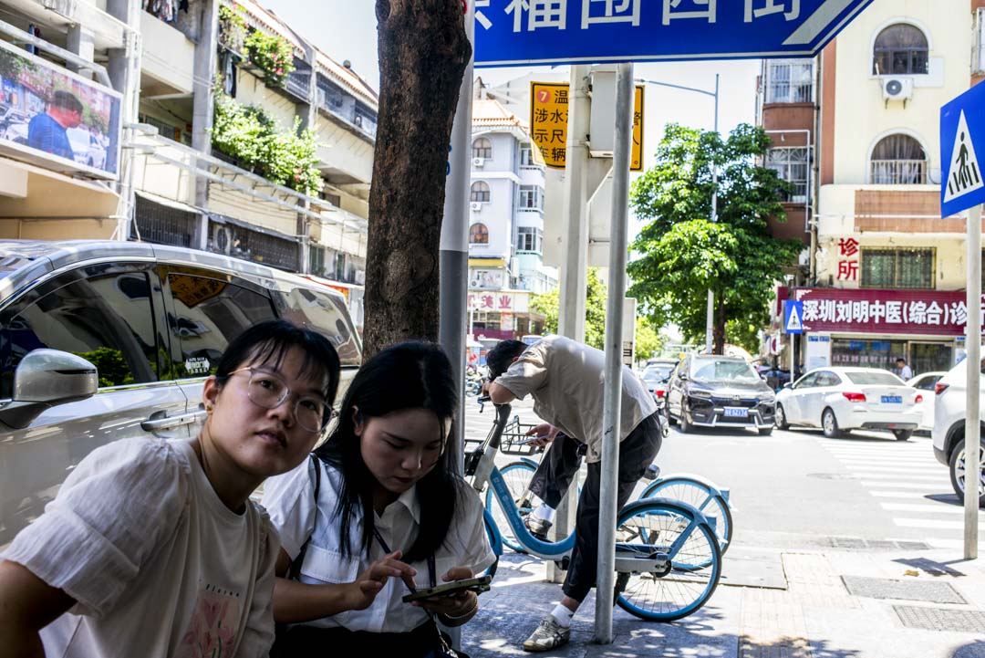 深圳宝安区下十围广生村，年轻人在街上。摄：林文清/端传媒