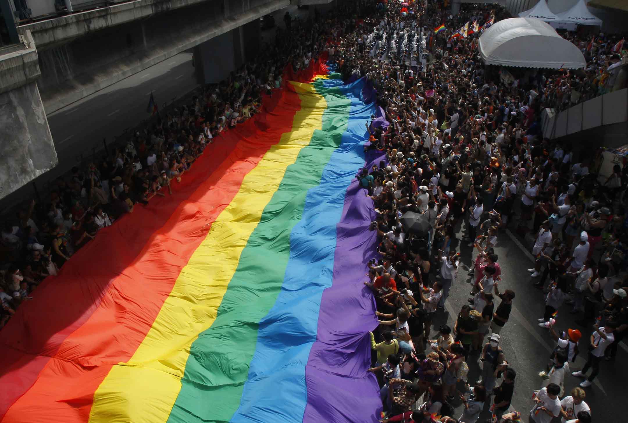 2023年6月4日，泰国曼谷骄傲游行，LGBTQ群体聚集在市中心，身著色彩缤纷的服装，对性别平等、LGBTQ的性别权利、性工作者权利、同性婚姻等性别问题提出诉求。摄：Chaiwat Subprasom/NurPhoto via Getty Images