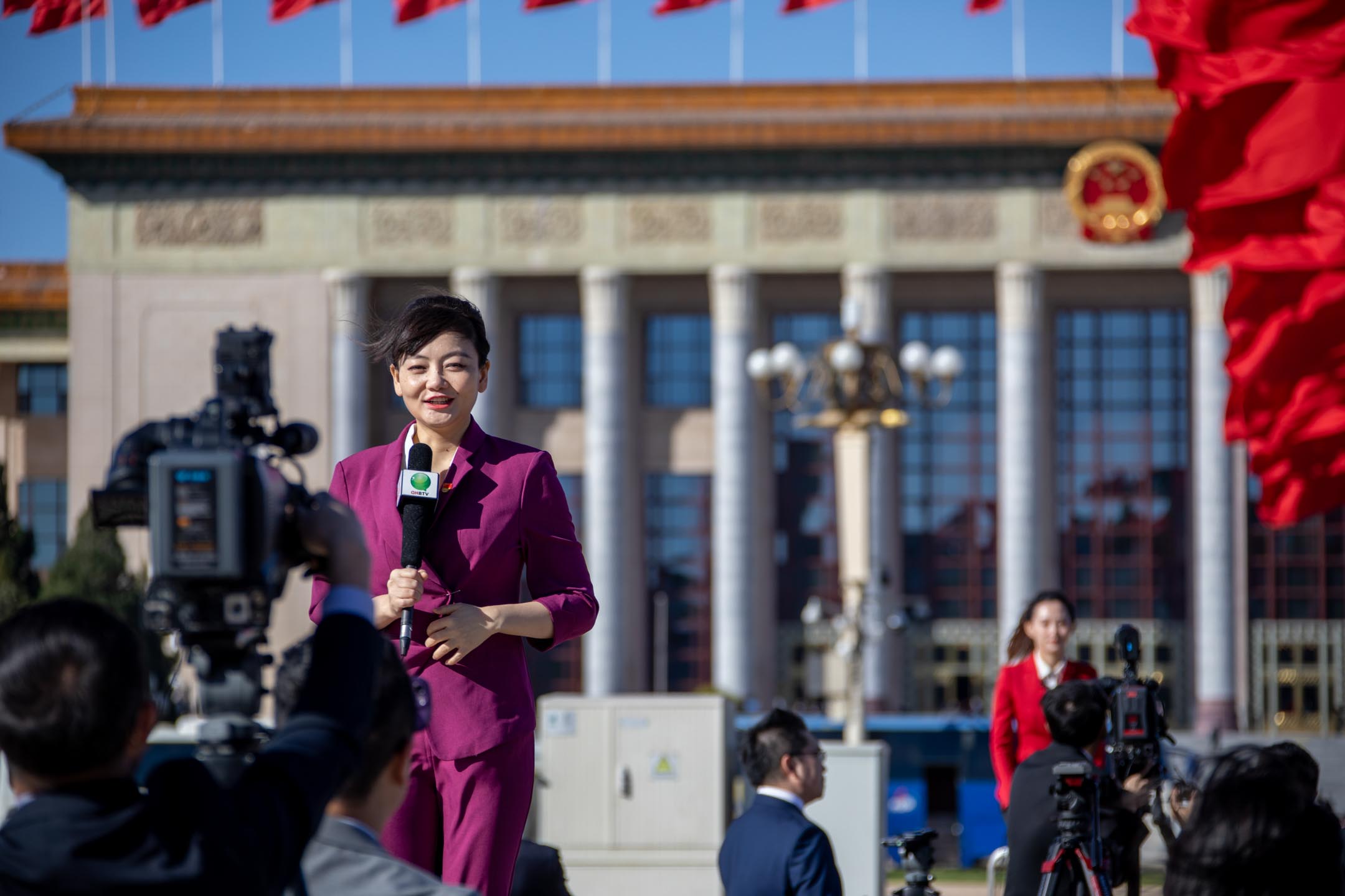 2022年10月22日，中国北京，记者在人民大会堂外进行报导。摄：VCG/VCG via Getty Images