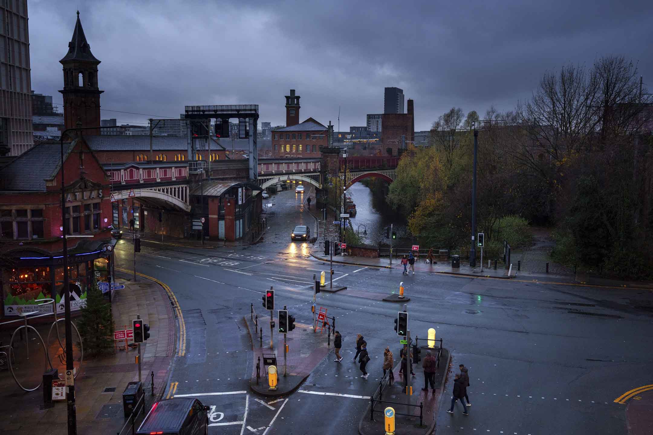 2021年12月8日，英国曼彻斯特，晚上前通勤者冒雨回家。摄：Christopher Furlong/Getty Images