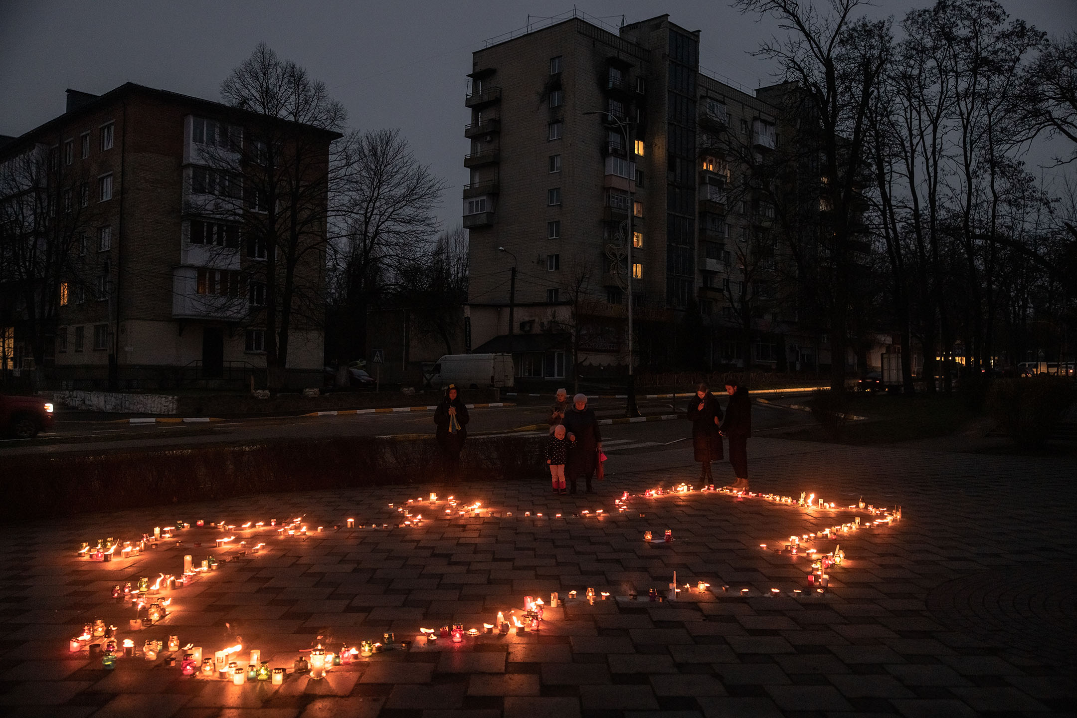 2023年3月13日，市民站在蠟燭旁邊，以紀念在俄羅斯佔領布查時被殺的受害者。攝：Roman Pilipey/Getty Images