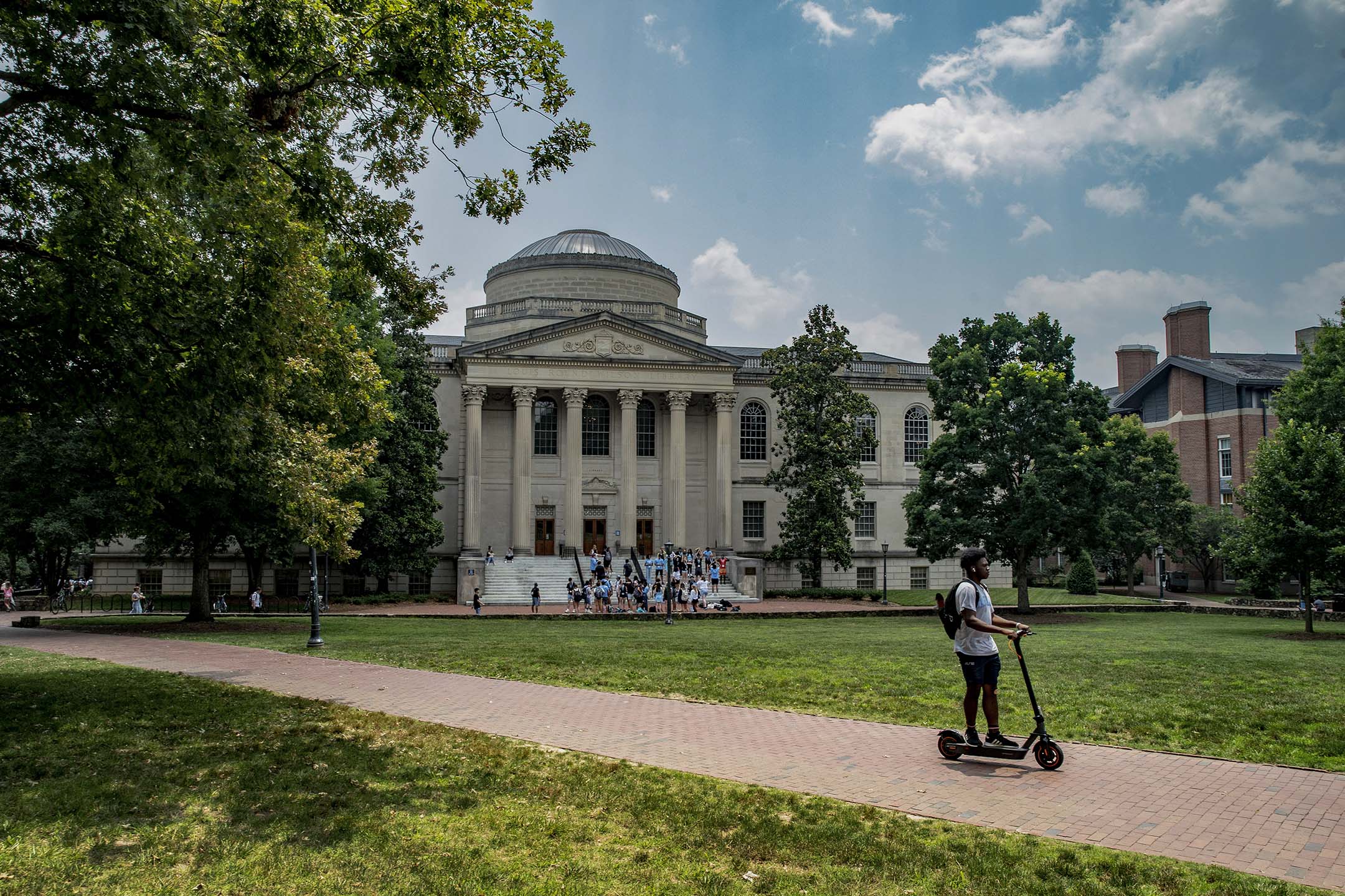 2023年6月29日，北卡罗来纳大学，人们在教堂山校区散步。摄：Eros Hoagland/Getty Images