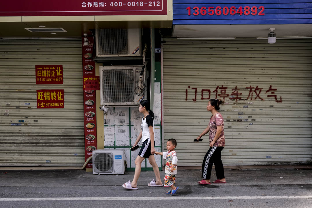 广州白云区大源村的商店在下午暂停营业。摄：叶天成/端传媒