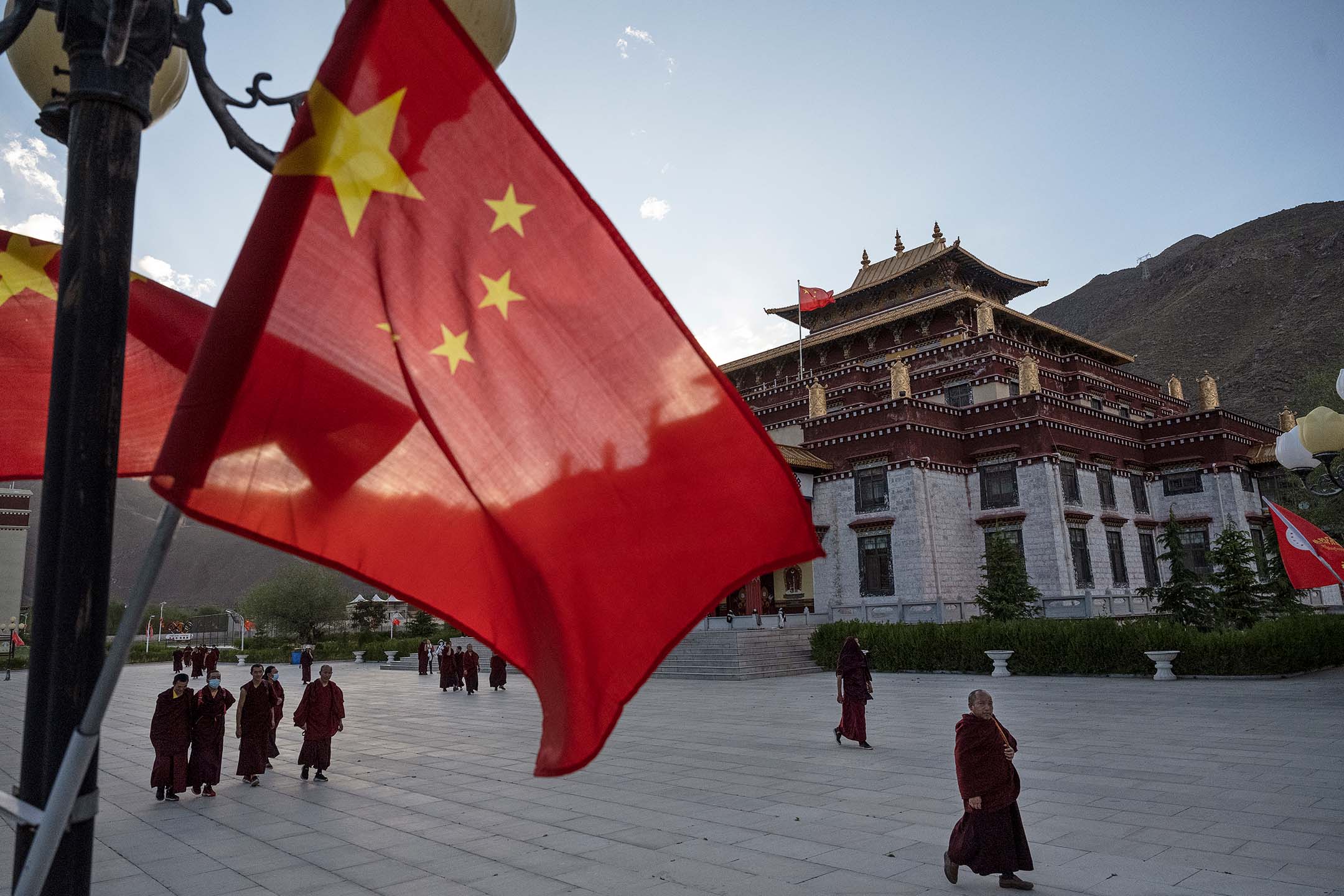 2021年5月31日，中国西藏，憎侣在寺庙下经过。摄：Kevin Frayer/Getty Images