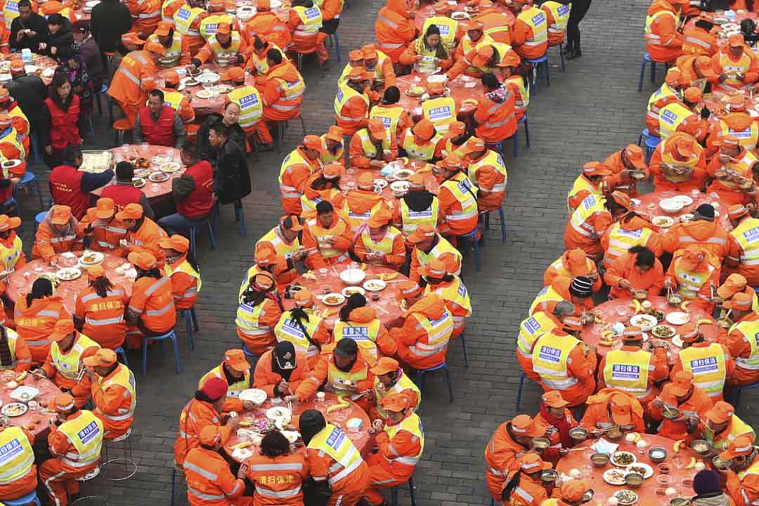 2017年1月24日，400多名環衛工聚集在西安市的一個環衛站吃新年午餐。攝：Visual China Group via Getty Images