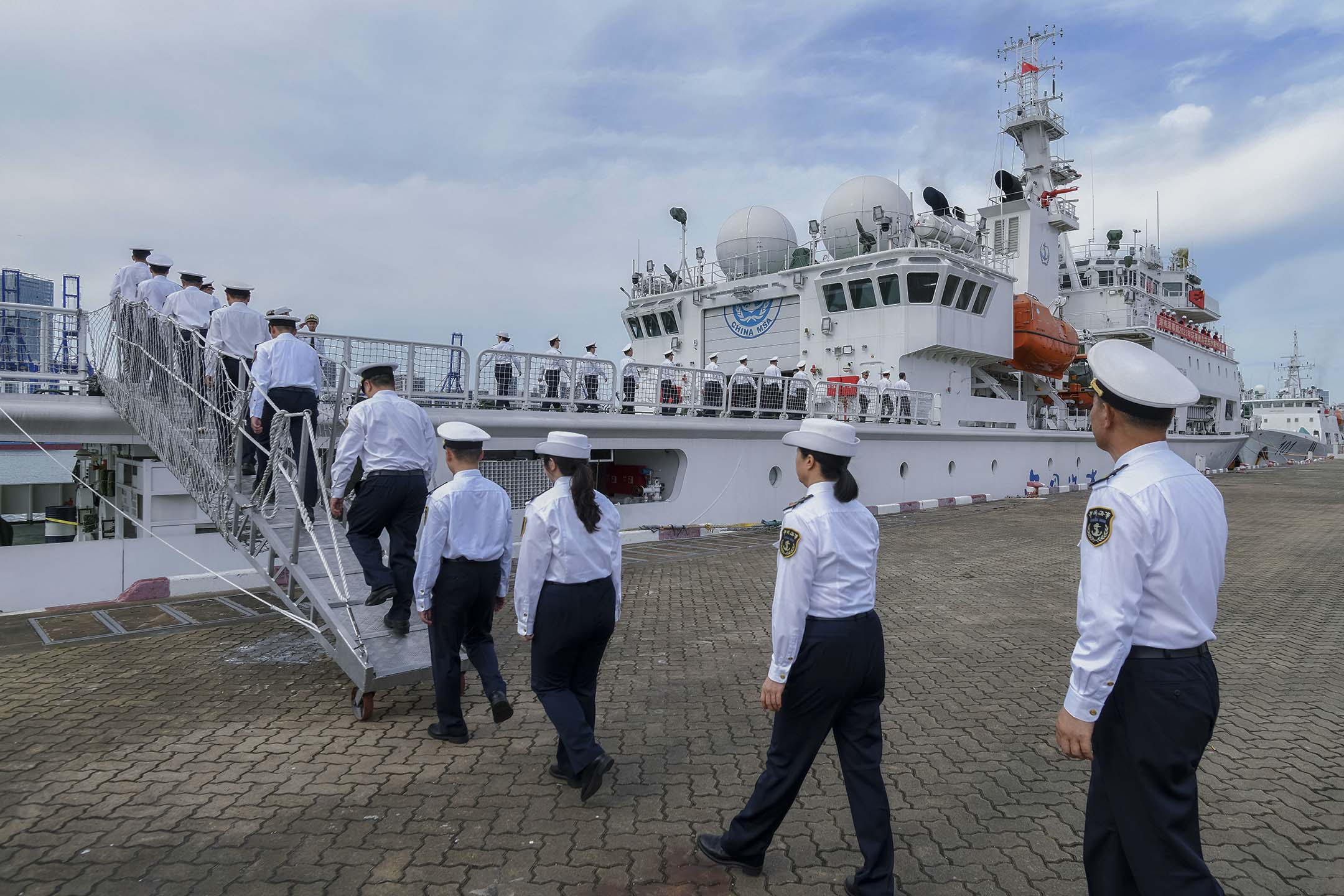 2023年6月8日，官员在海南省海口市的一个港口登上巡逻船。摄：Luo Yunfei/VCG via Getty Images