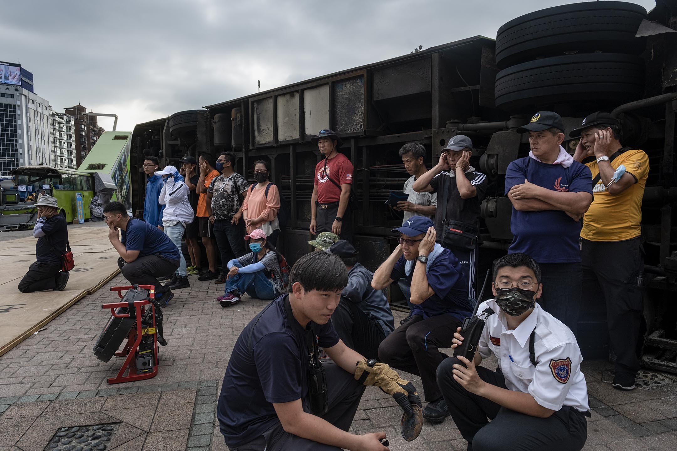 2023年5月4日，台北，民安9号演习，参与的民众在休息。摄：陈焯煇/端传媒