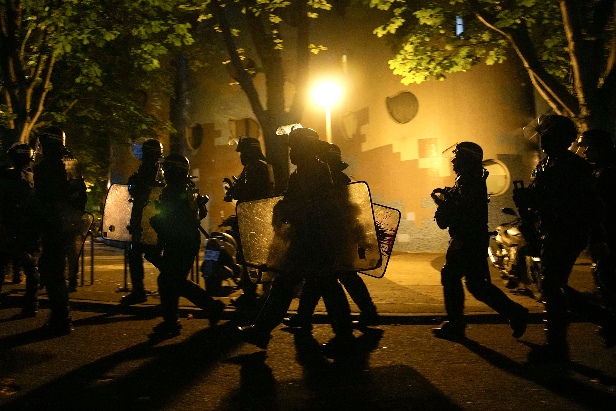 2023年7月1日，法国巴黎，防暴警察在街道上巡逻。摄：Lewis Joly/AP/达志影像