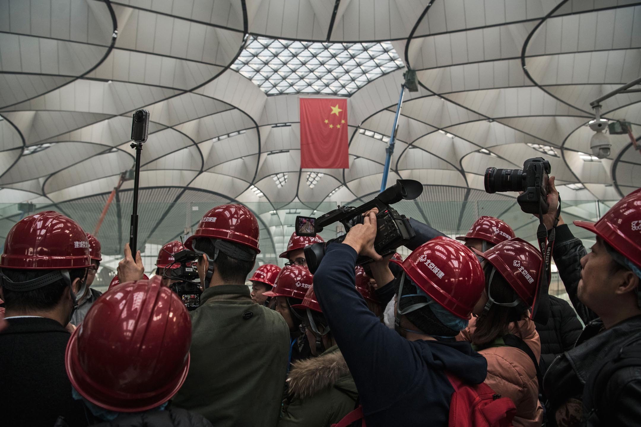 2019年3月1日，中国北京，大批记者在新兴建的大兴国际机场采访。摄：Kevin Frayer/Getty Images