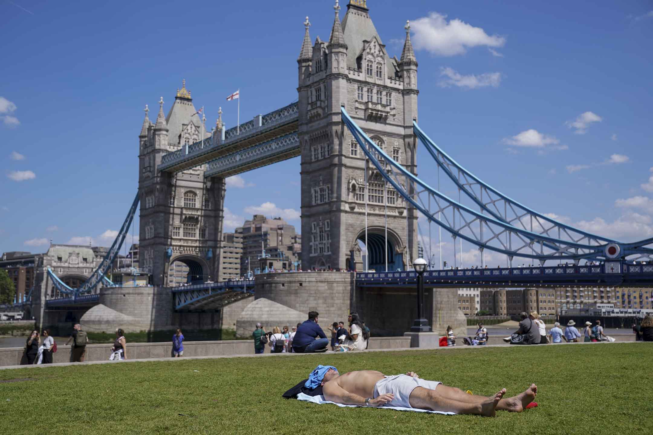 2023年7月7日，英国伦敦，市民在炎热天气下晒日光浴。摄：Lucy North/PA Images via Getty Images