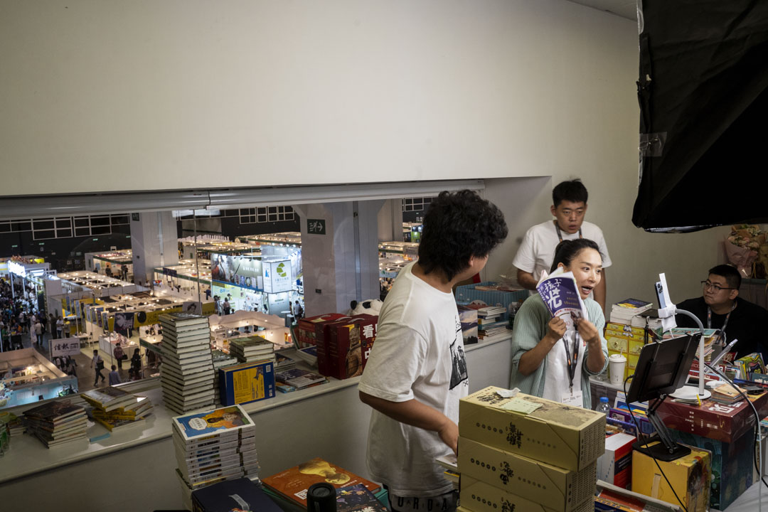 香港书展的网上卖书直播。摄：林振东/端传媒