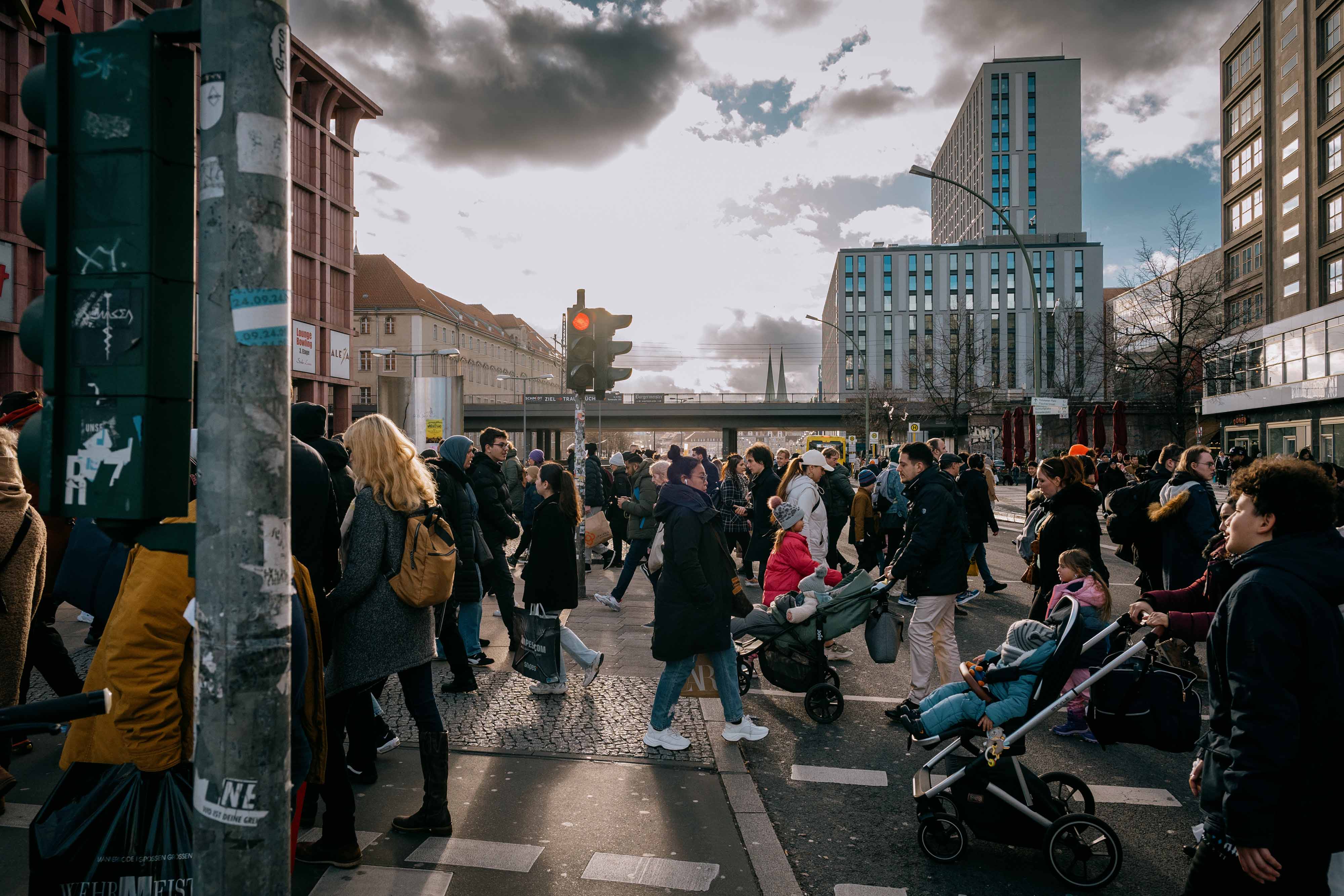 2023年2月4日，行人穿过德国柏林的一个路口。摄：Jacobia Dahm/Bloomberg via Getty Images