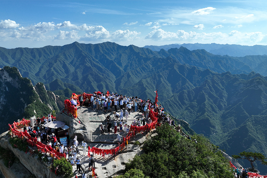 2023年6月23日，中國陝西省，遊客們在端午節假期遊覽華山。攝：VCG/VCG via Getty Images