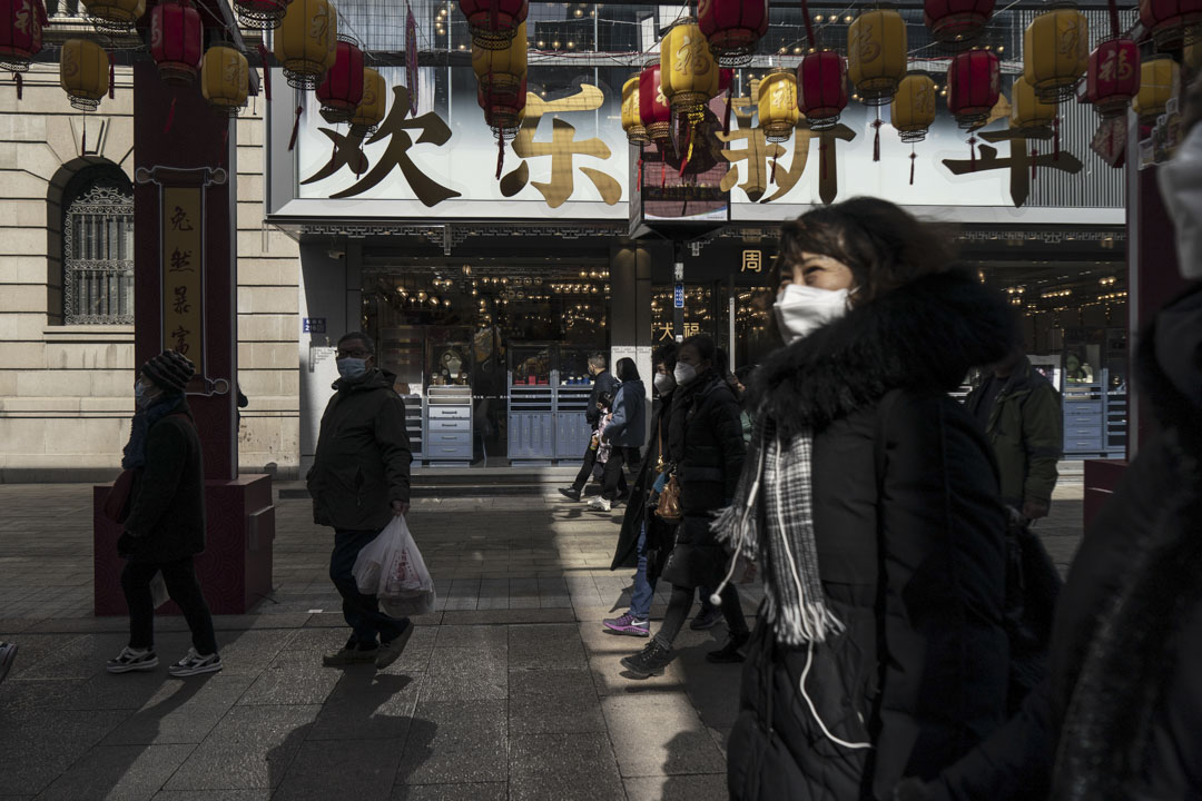 2023年1月25日，中国江苏省苏州市，购物区的购物者。摄：Qilai Shen/Bloomberg via Getty Images