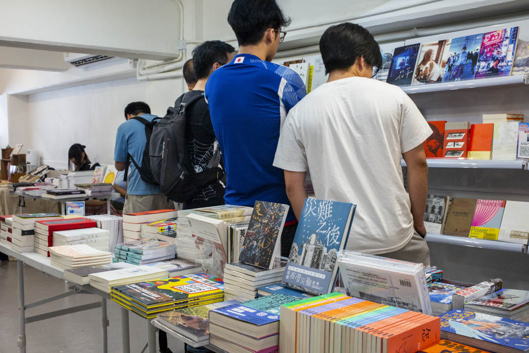 猎人书店今年发起“香港小型出版销售场暨私人书店奥特莱斯”，希望给难以入场的小型出版社一个机会。摄：林振东/端传媒