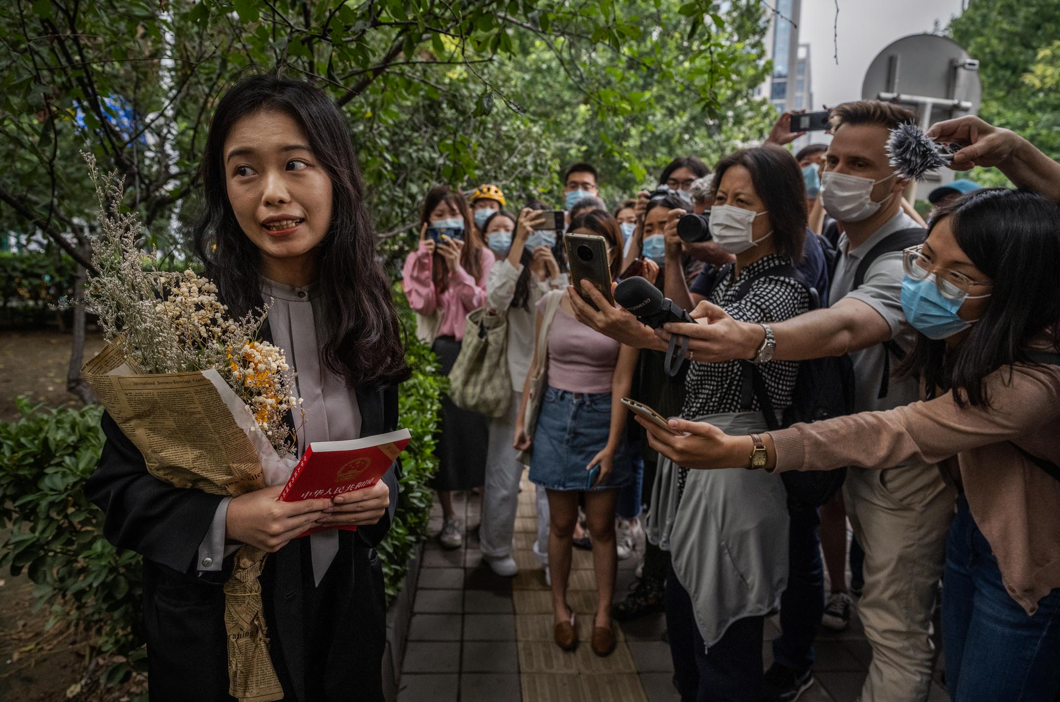 2021年9月14日，中国北京，国内#MeToo运动领军人物周晓璇，就针对央视著名主持朱军性骚扰案，开庭前向记者发表讲话。摄：Kevin Frayer/Getty Images