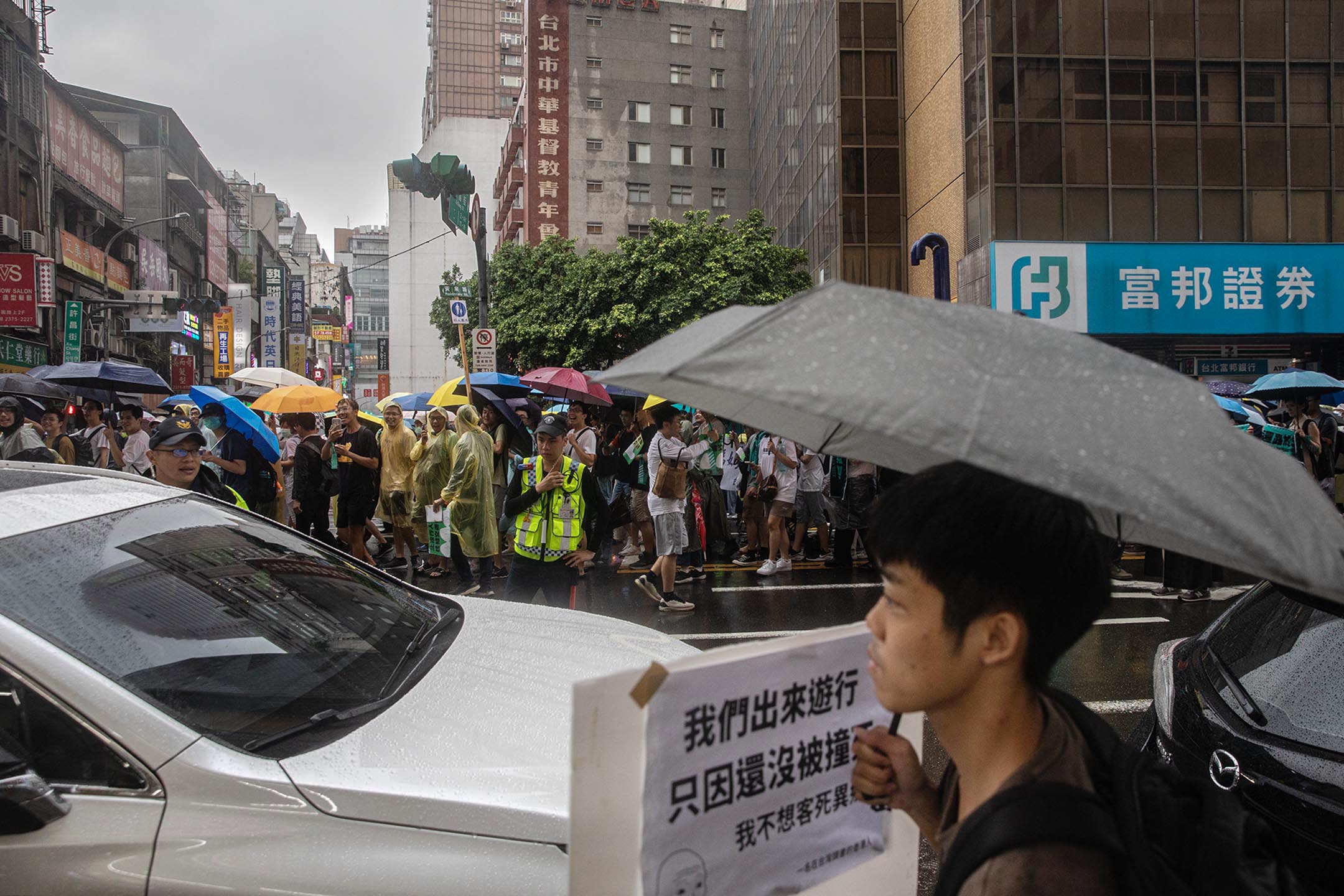 2023年8月20日，还路于民大游行。摄：陈焯𪸩/端传媒