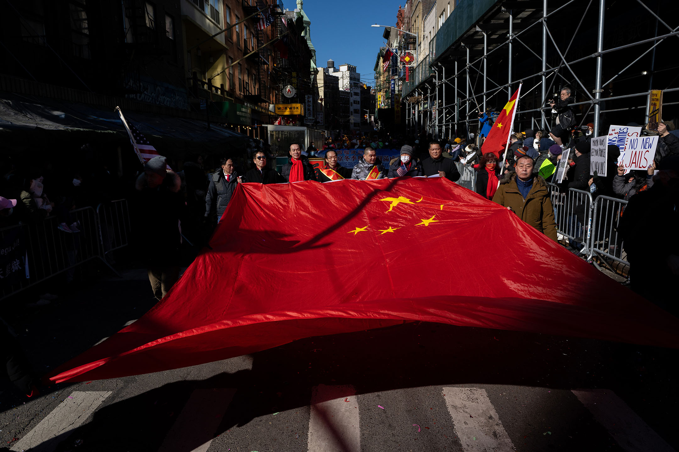 2022年2月20日，美国纽约，唐人街举行农历新年游行，大批华人在唐人街中国国旗。摄：Alexi Rosenfeld/Getty Images