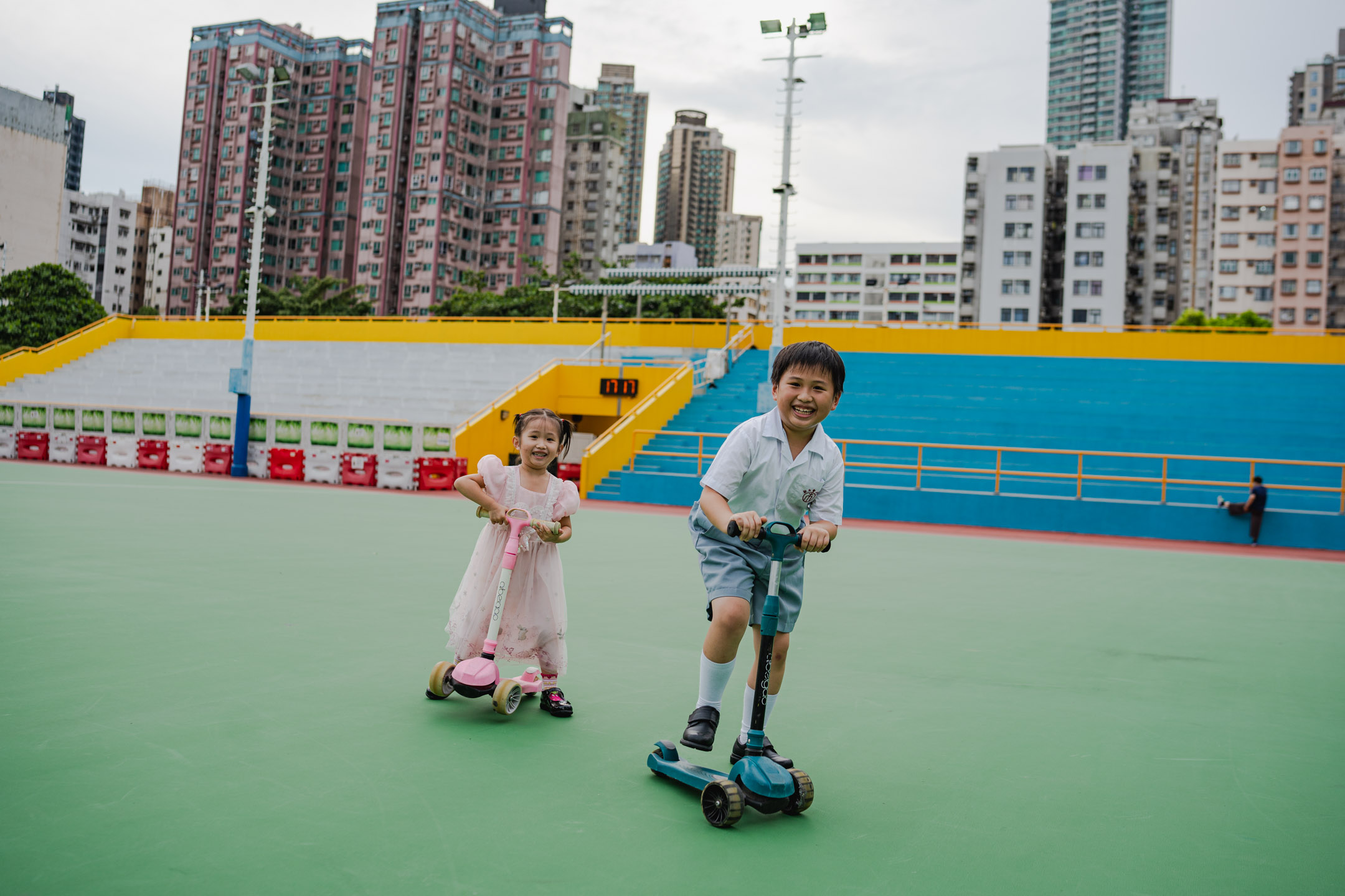 一对兄妹在土瓜湾游乐场玩耍，“面粉伯伯”多年来一直在这里露宿。摄：Ryan Lai/端传媒