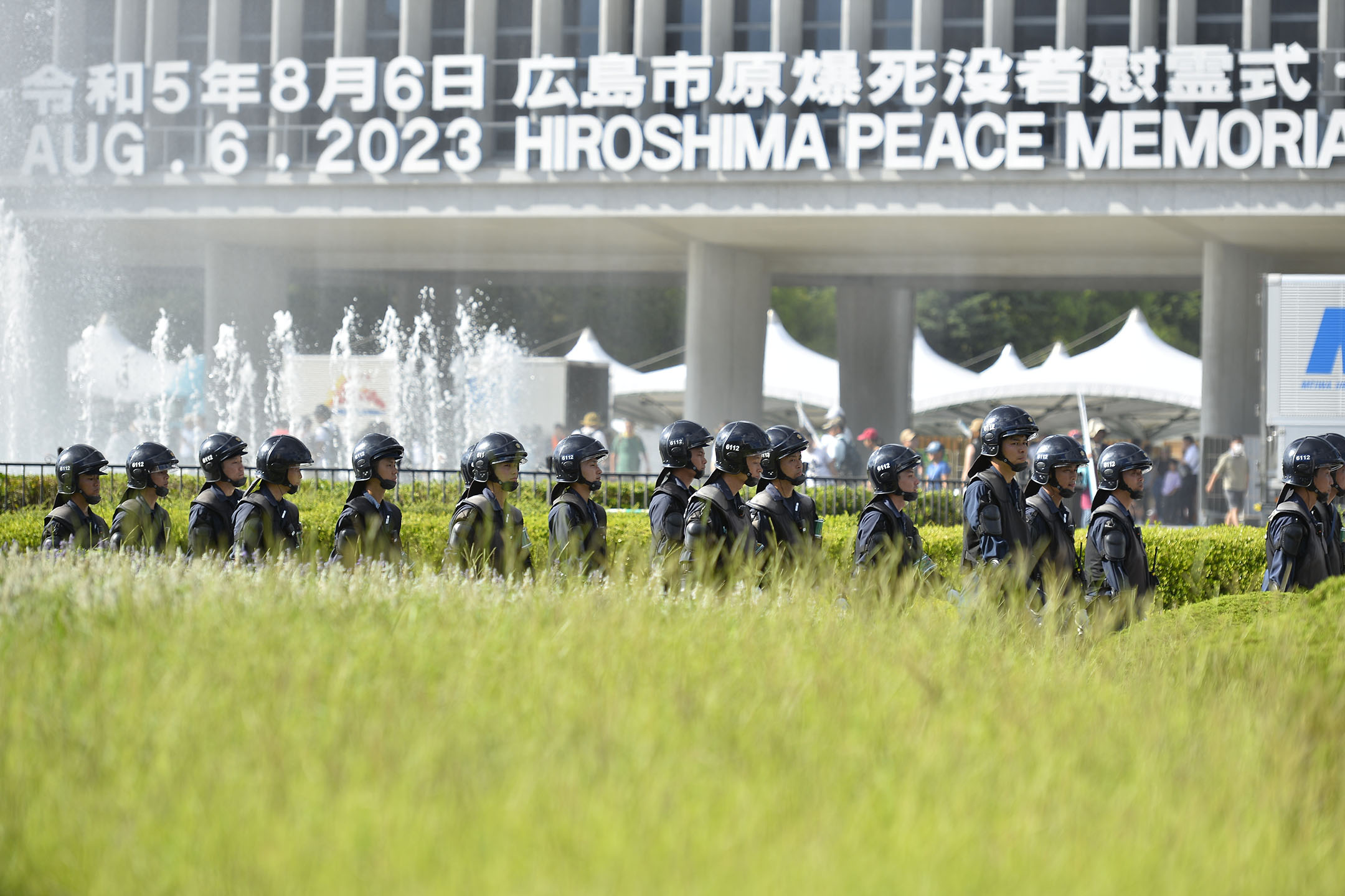 2023年8月6日，日本广岛，警察在和平纪念大楼前巡逻。摄：David Mareuil/Anadolu Agency via Getty Images