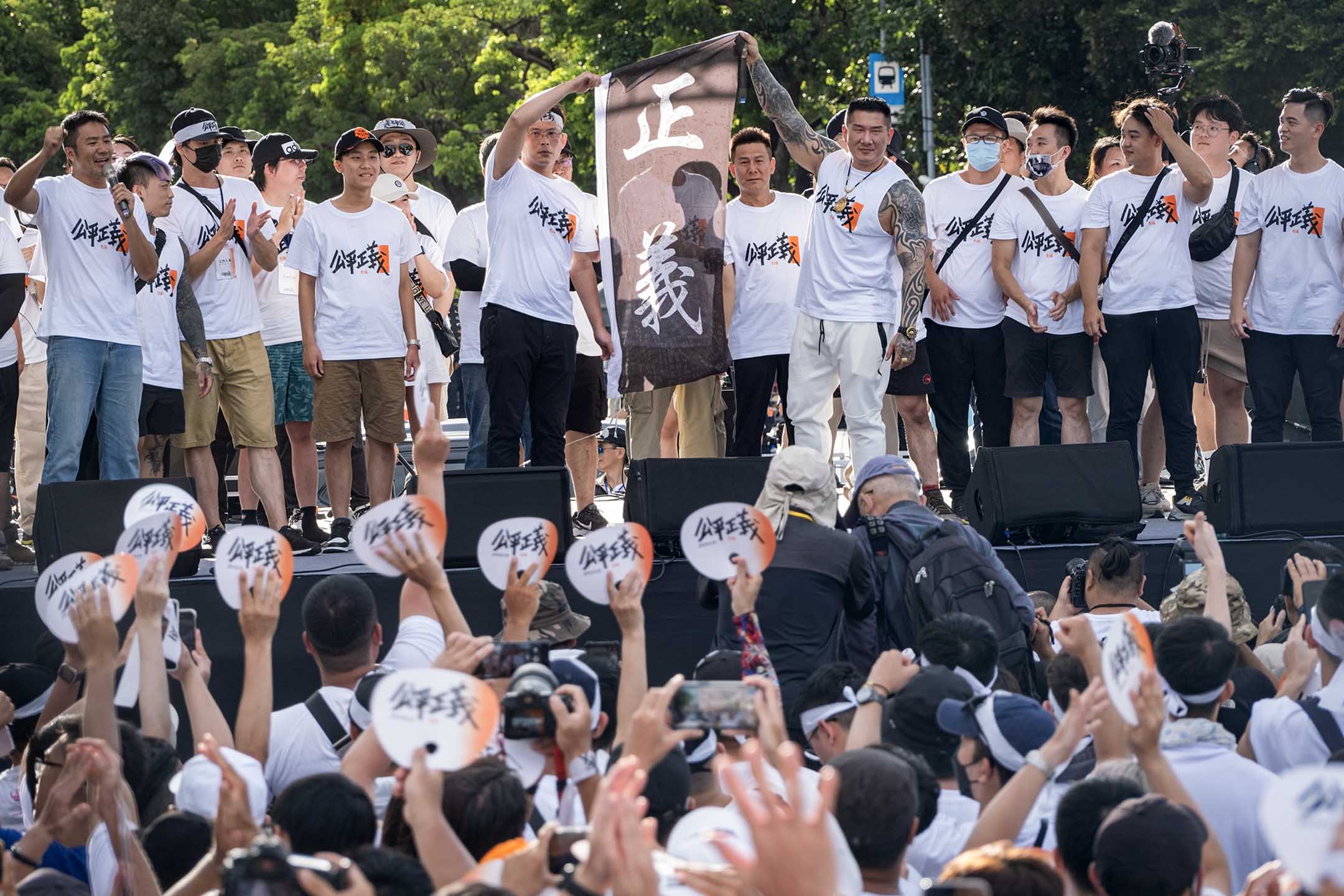 2023年7月16日，台北，“公平正义救台湾”游行，前立法委员黄国昌与“馆长”陈之汉上台演讲 。摄：陈焯𪸩/端传媒