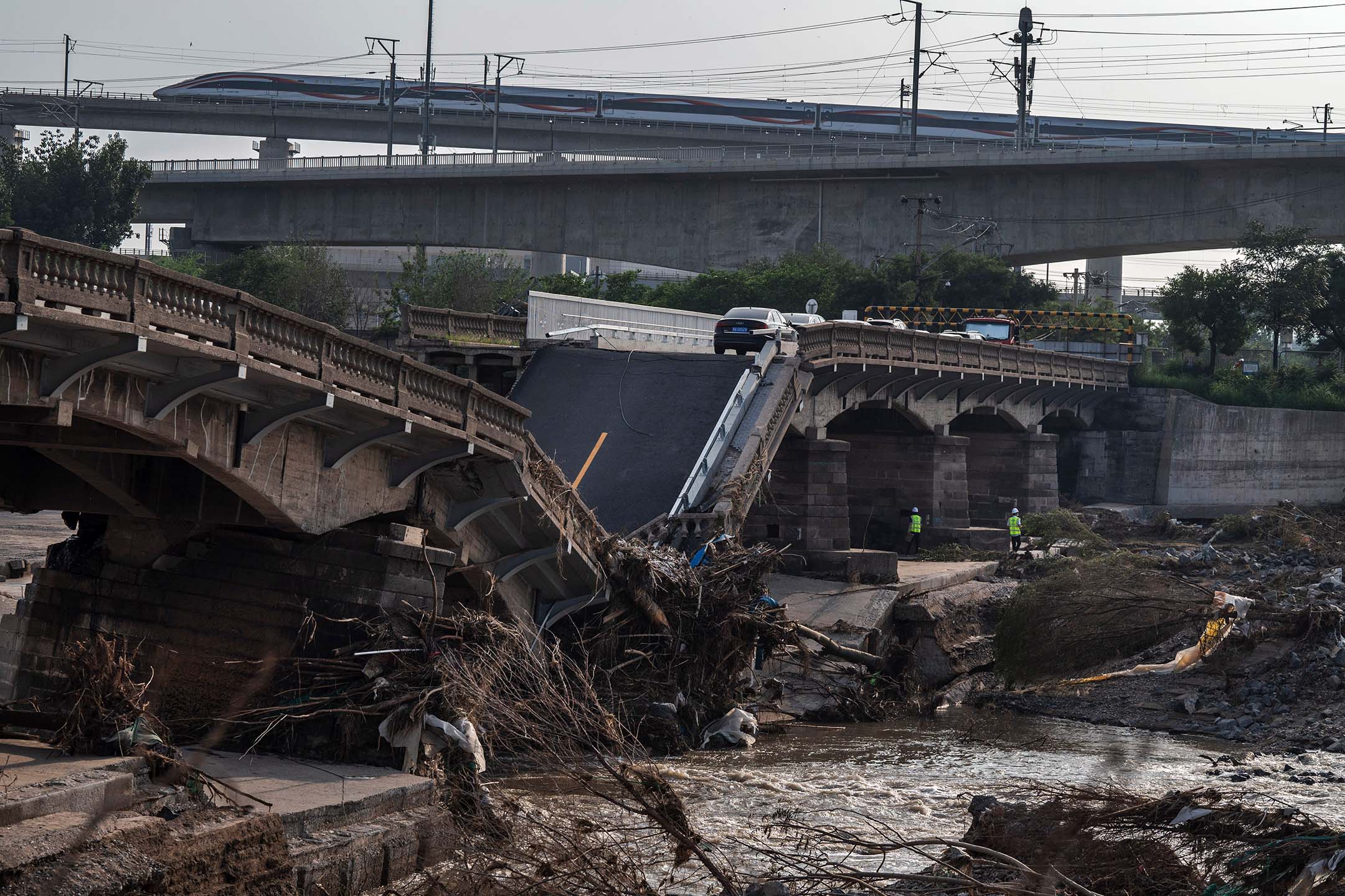 2023年8月4日，中国北京，桥梁因强降雨引发山洪后倒塌。摄：Kevin Frayer/Getty Images