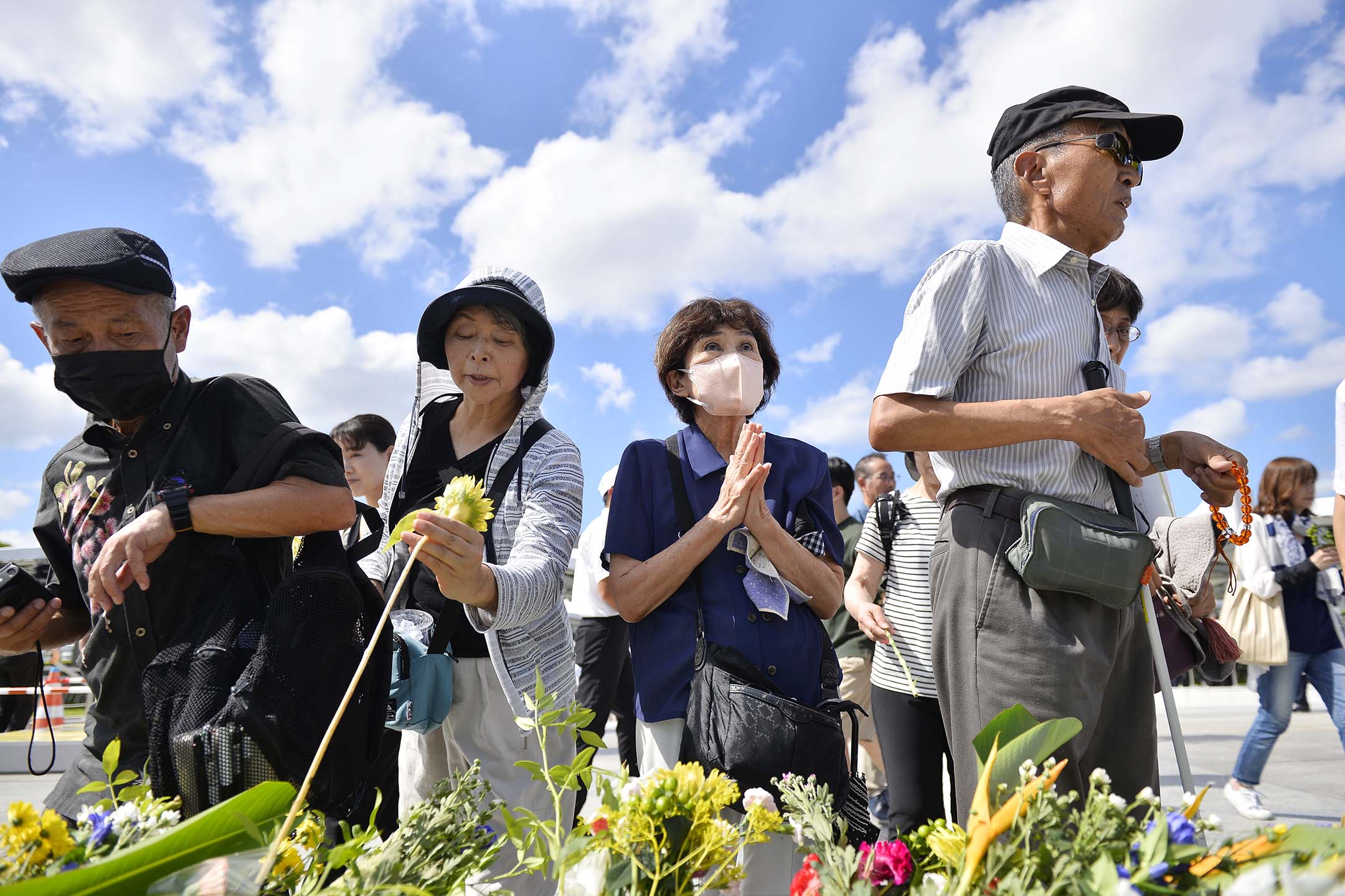 2023年8月6日，日本广岛，市民在和平纪念公园献花，纪念因原子弹遇害的死难者。摄：David Mareuil/Anadolu Agency via Getty Images