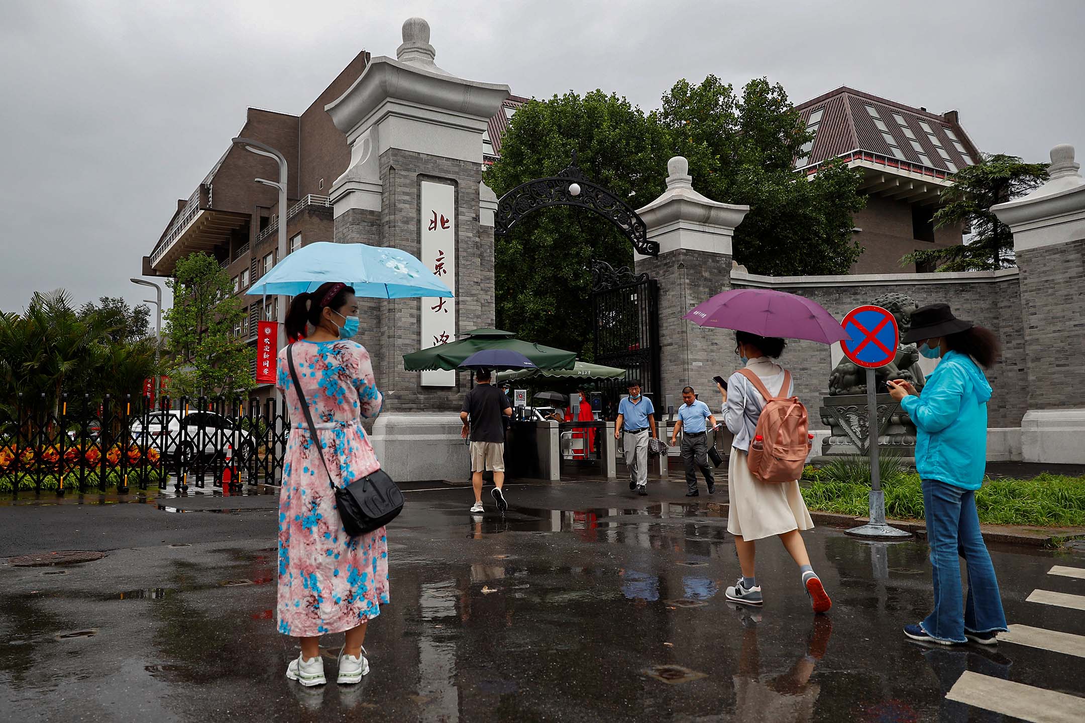 2020年8月31日，人们站在北京大学外。摄：Thomas Peter/Reuters/达志影像