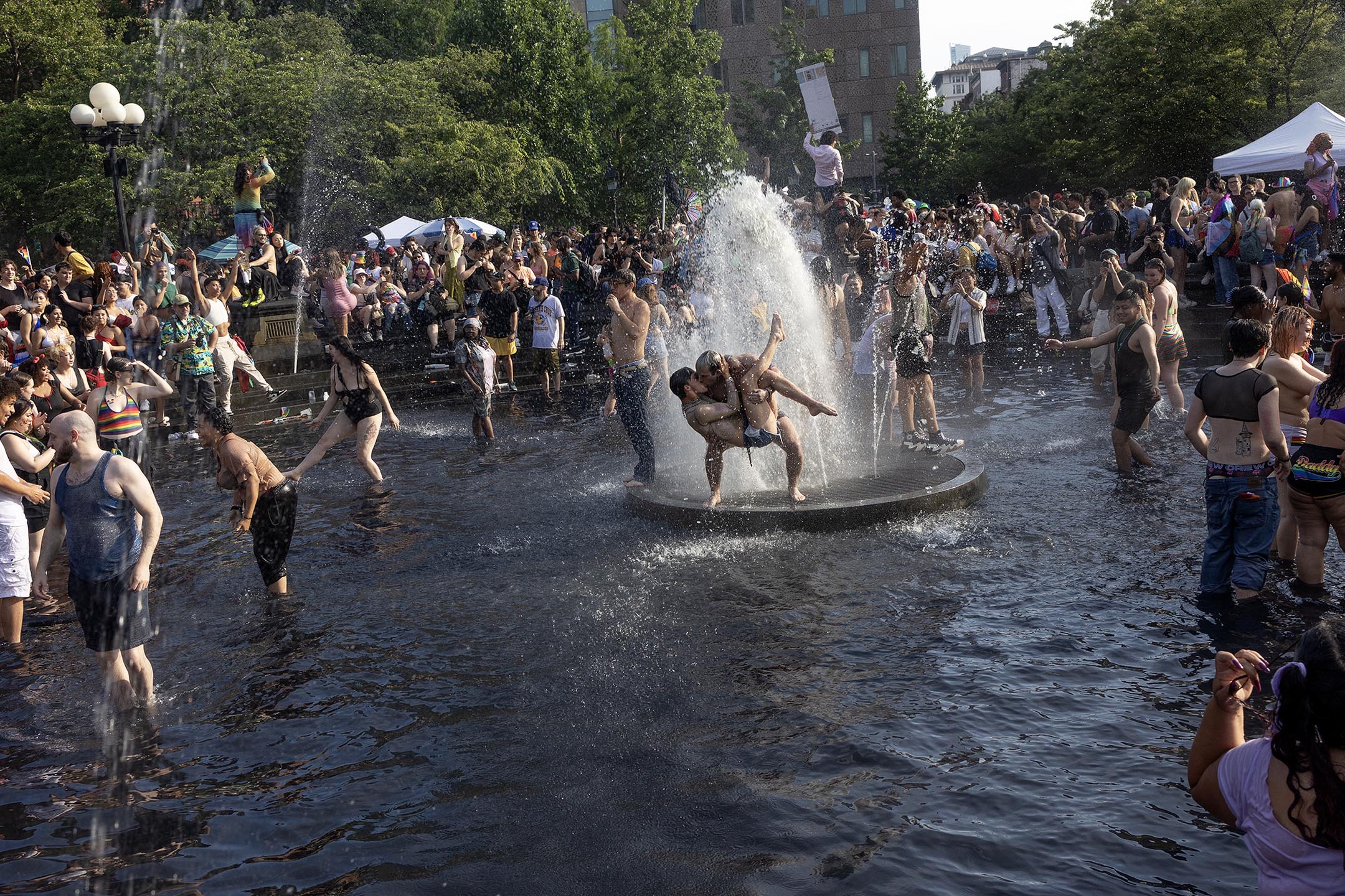 2023年6月25日，纽约市一年一度的同志游行。摄：Andrew Lichtenstein/Corbis via Getty Images