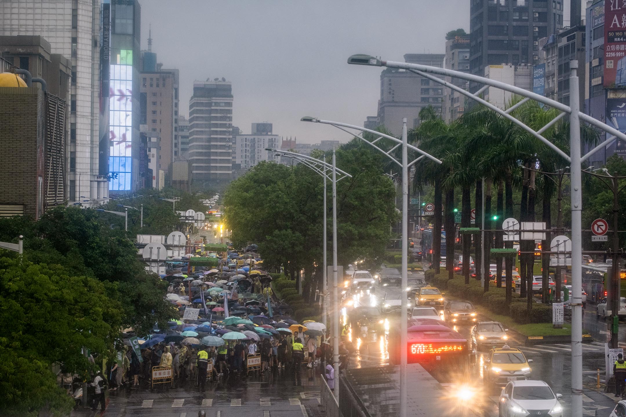 2023年8月20日，还路于民大游行。摄：陈焯𪸩/端传媒