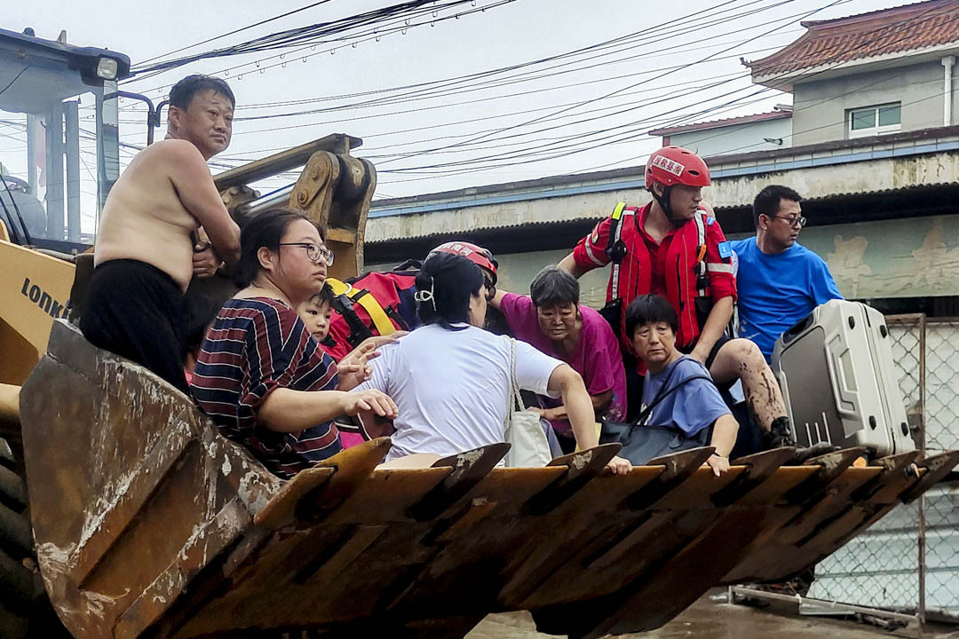 2023年8月3日，中国保定，救援队疏散当地被困居民。摄：CFOTO/Future Publishing via Getty Images