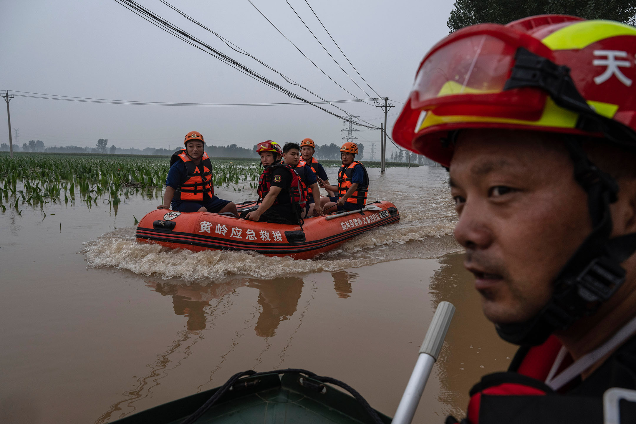 2023年8月3日，中国涿州，救援人员在被洪水淹没的地区寻找当地居民。摄：Kevin Frayer/Getty Images