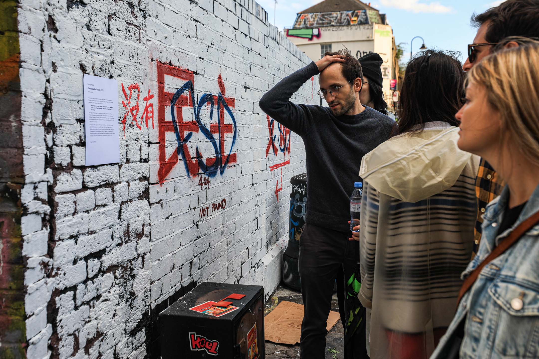 2023年8月6日，英国伦敦，当地市民正在观看涂鸦墙。摄：James Wendlinger/Getty Images