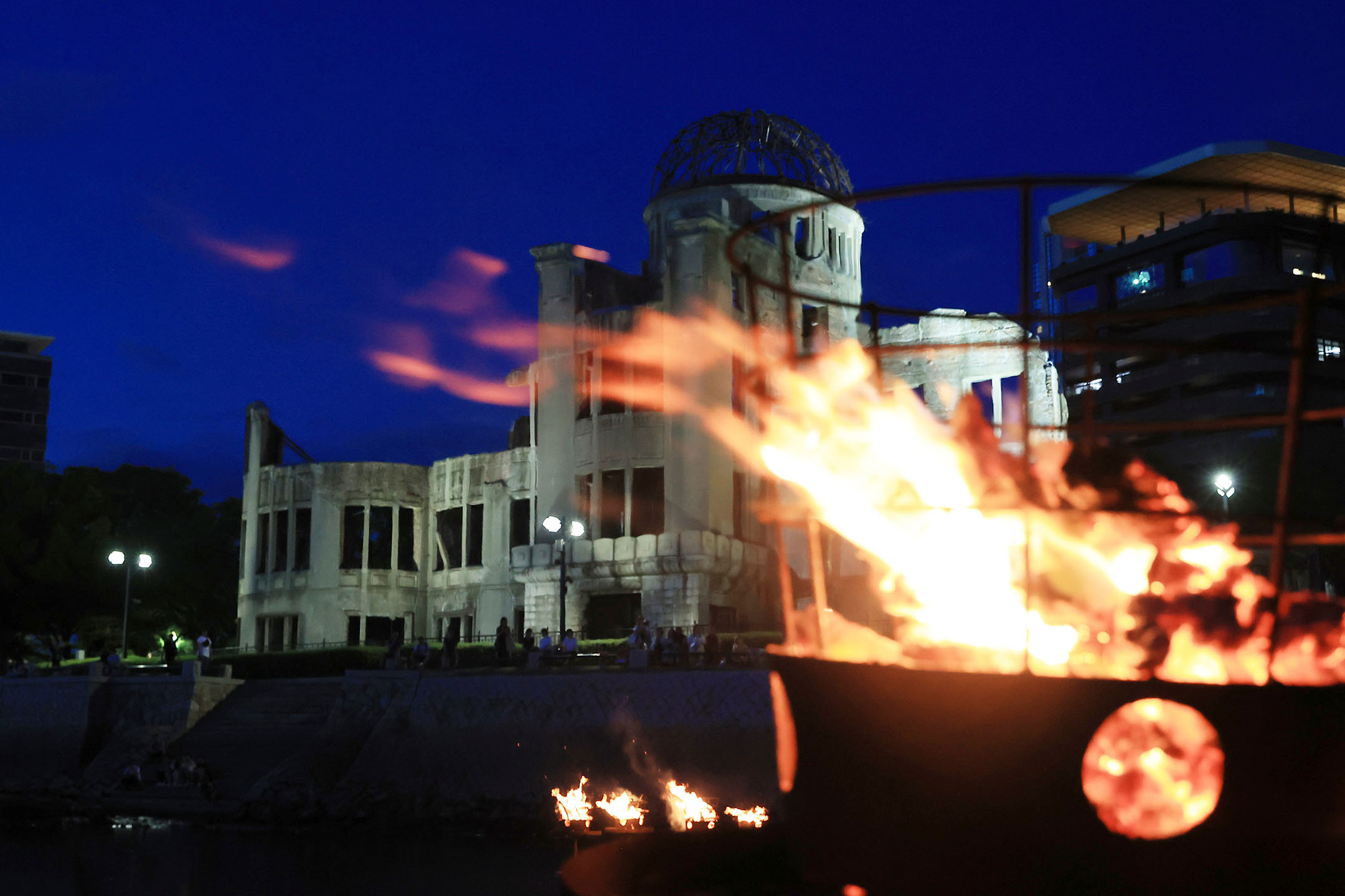 2022年12月5日，日本廣島，紀念者點燃篝火，悼念核爆的遇難者。攝：Yomiuri Shimbun/AP/達志影像