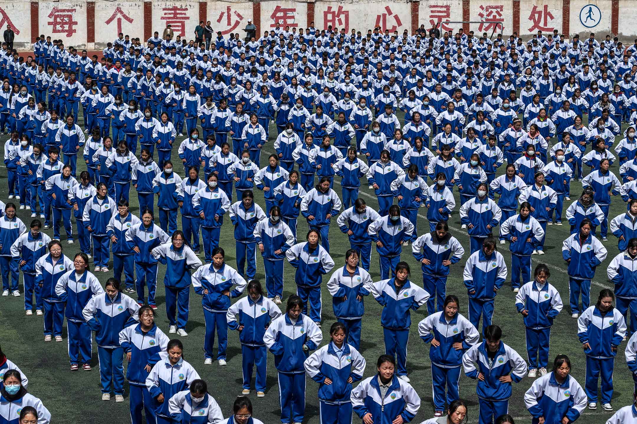 2023年6月18日，中国山南，学生在列队做运动。摄：Kevin Frayer/Getty Images