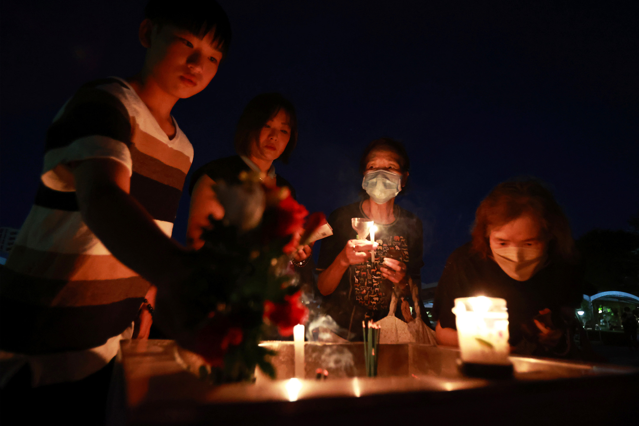 2023年8月6日，日本廣島，市民在和平紀念公園，為遇難者祈禱。攝：Yomiuri Shimbun/AP/達志影像