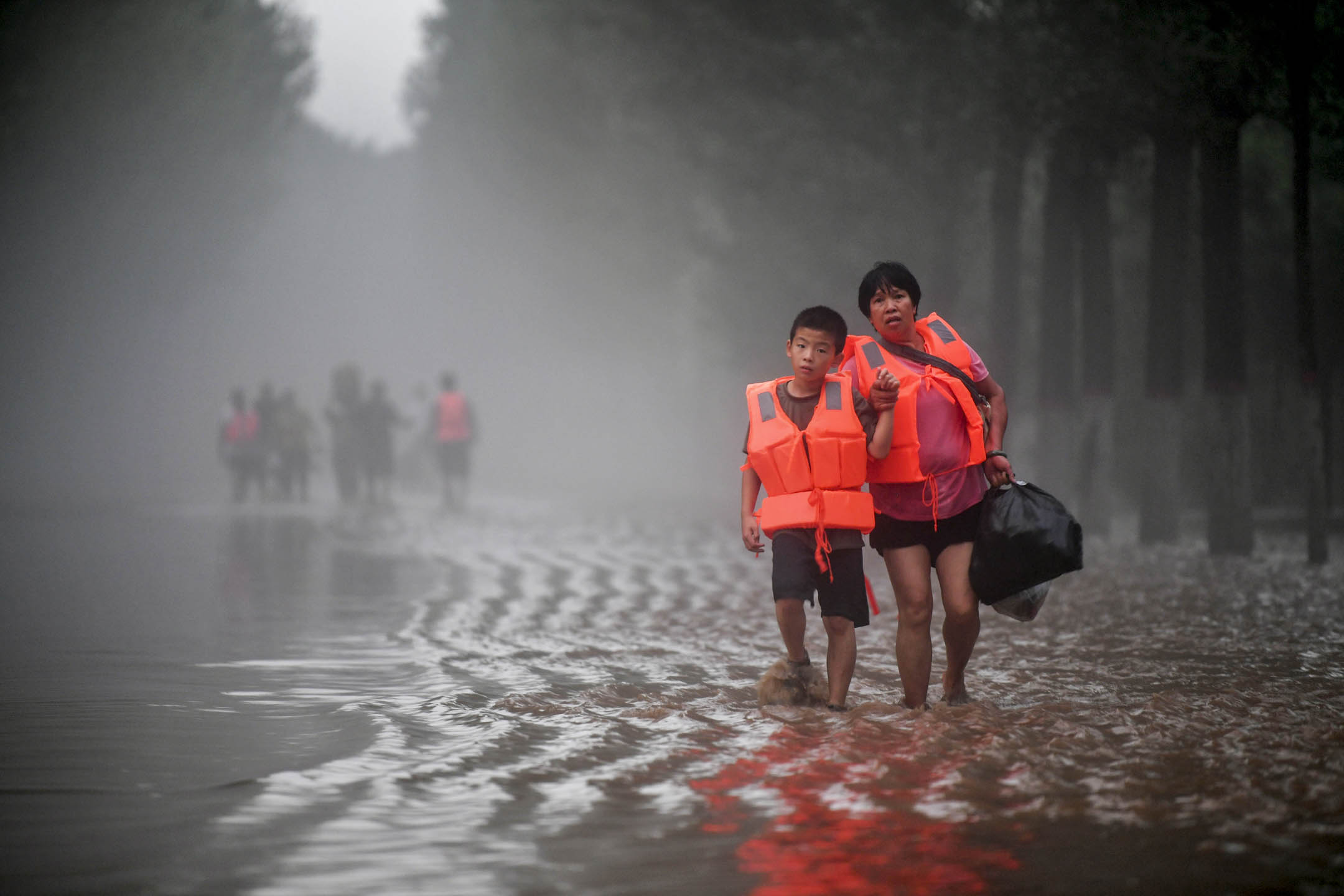 2023年8月1日，中国涿州，救灾人员正在疏散村内被困市民。摄：Zhai Yujia/China News Service/VCG via Getty Images