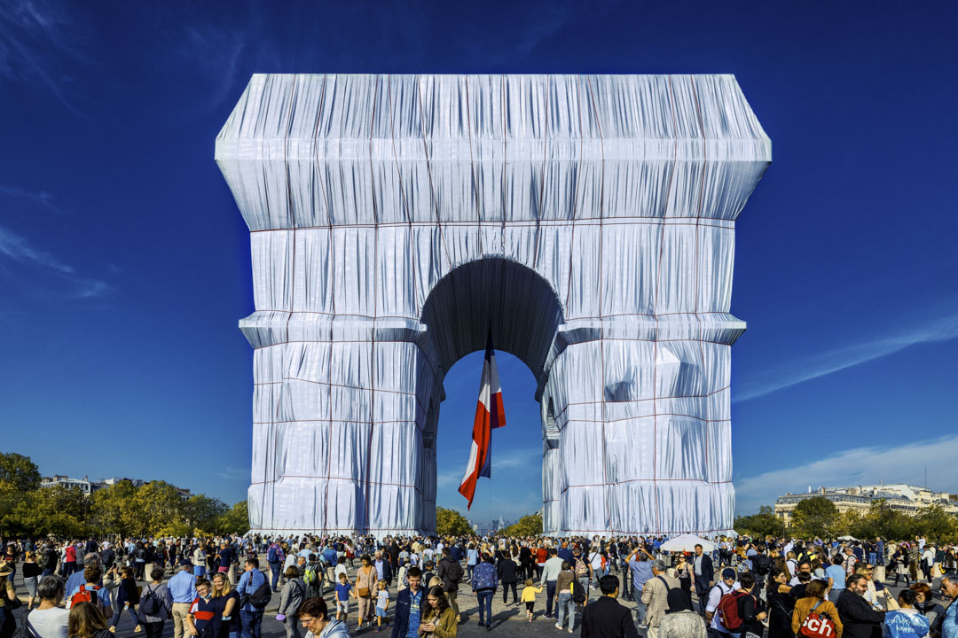 克里斯托（Christo）和妻子让娜-克劳德（Jeanne-Claude）遗作《包裹的凯旋门》（L'Arc de Triomphe, Wrapped）。摄：Bruno de HOGUES/Gamma-Rapho via Getty Images