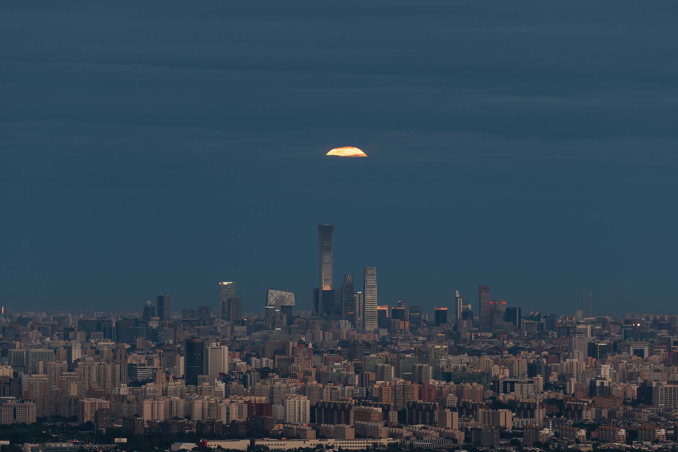 2021年9月20日，北京上空的满月。摄：Zhang Qiao/VCG via Getty Images