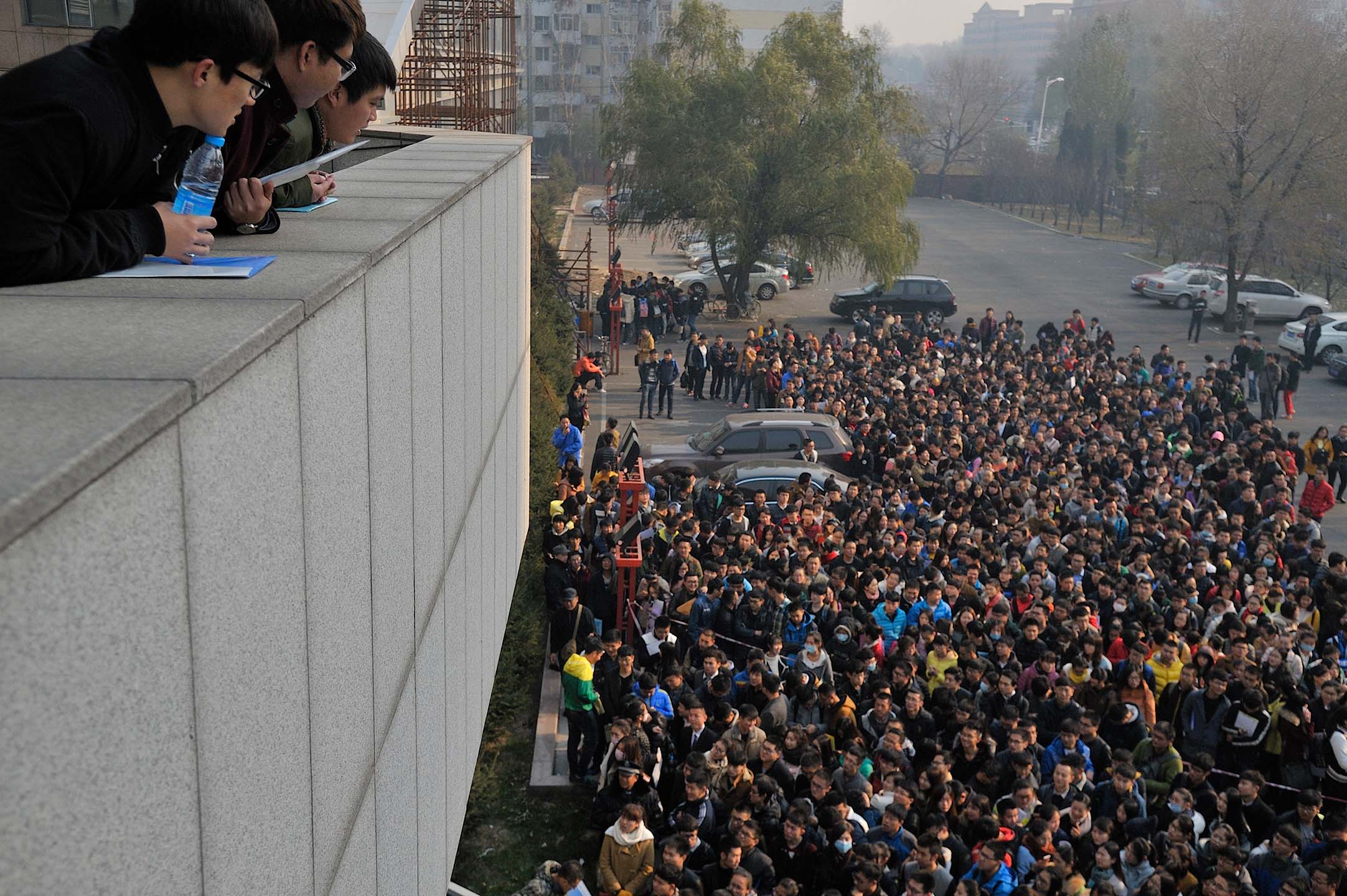 2015年11月2日，中国哈尔滨，过百名应届毕业生在大学的招聘会寻找就业机会。摄：Tao Zhang/NurPhoto via Getty Images